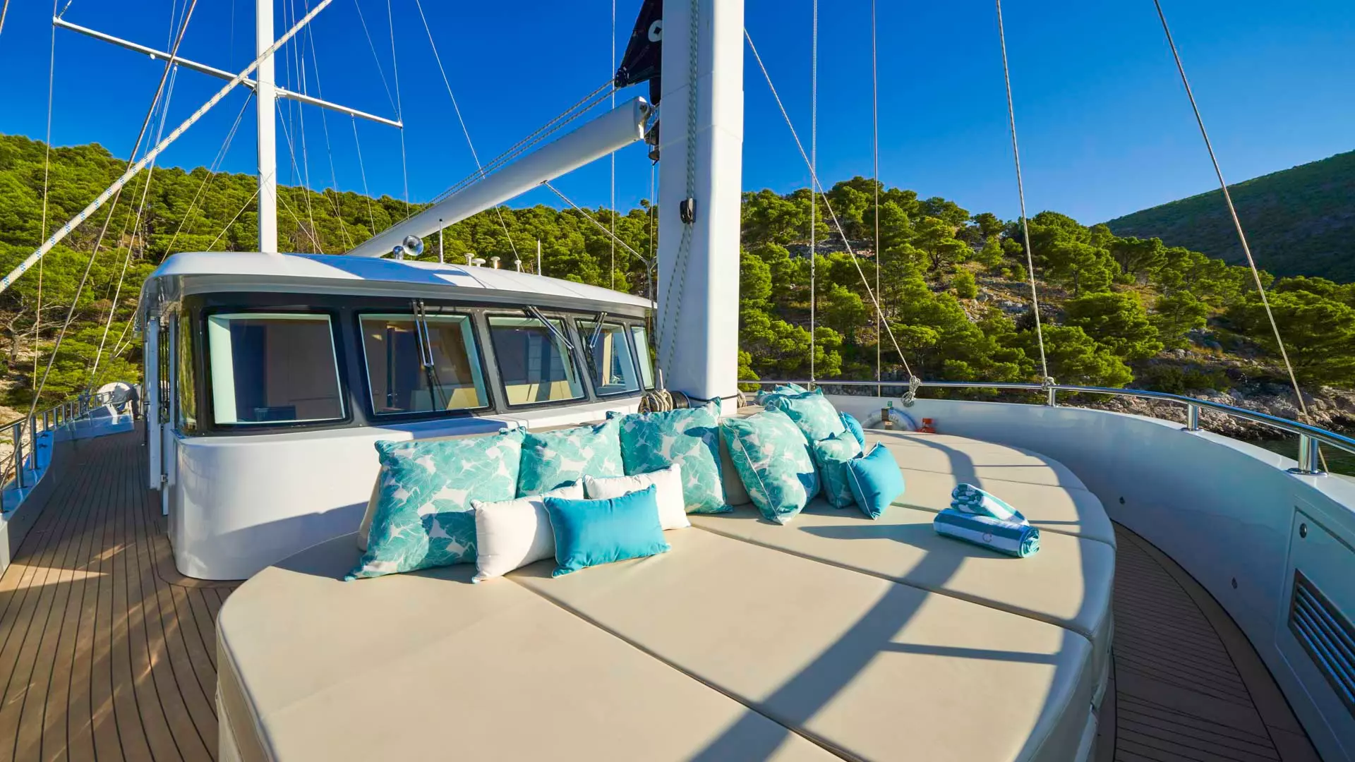 10-Omnia-foredeck-lounging-area _ _.JPG