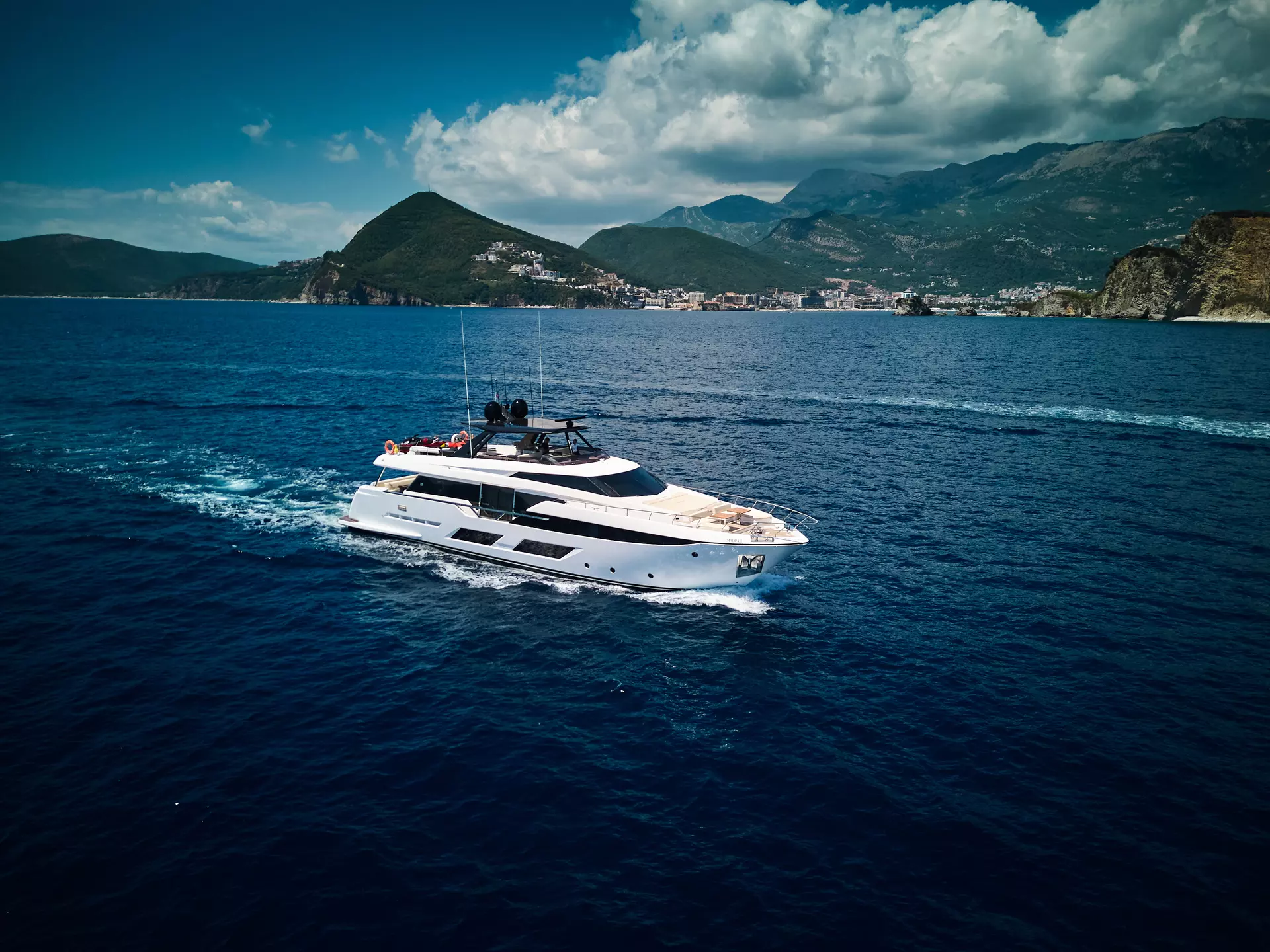 01-Madra-II-starboard_.jpg