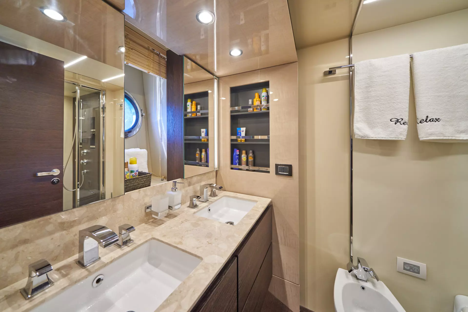 Azimut 72 Relax 85.jpg