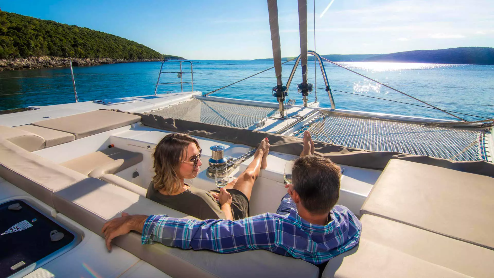 07-Lagoon-560-S2-foredeck-cockpit.jpg