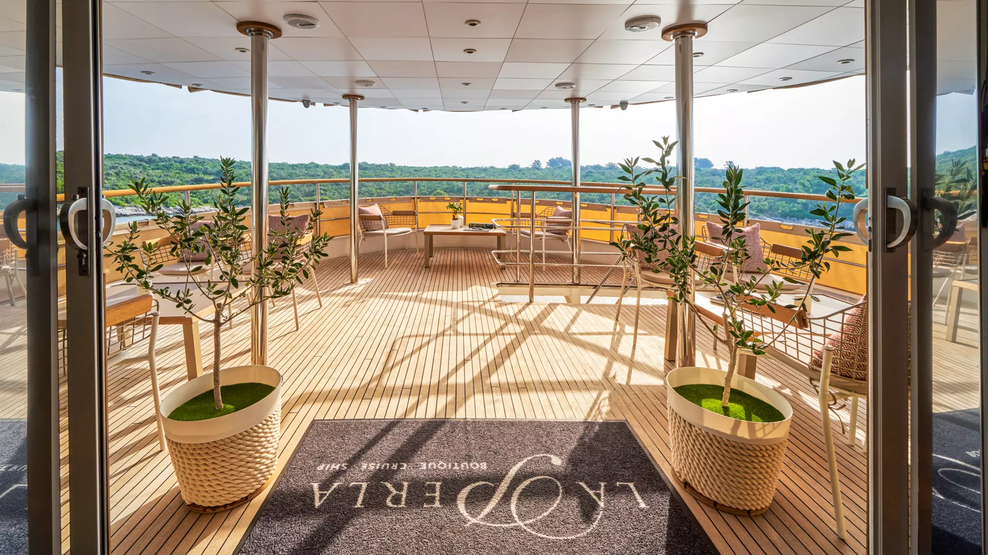 10-La-Perla-main-deck-lounge-area _.JPG