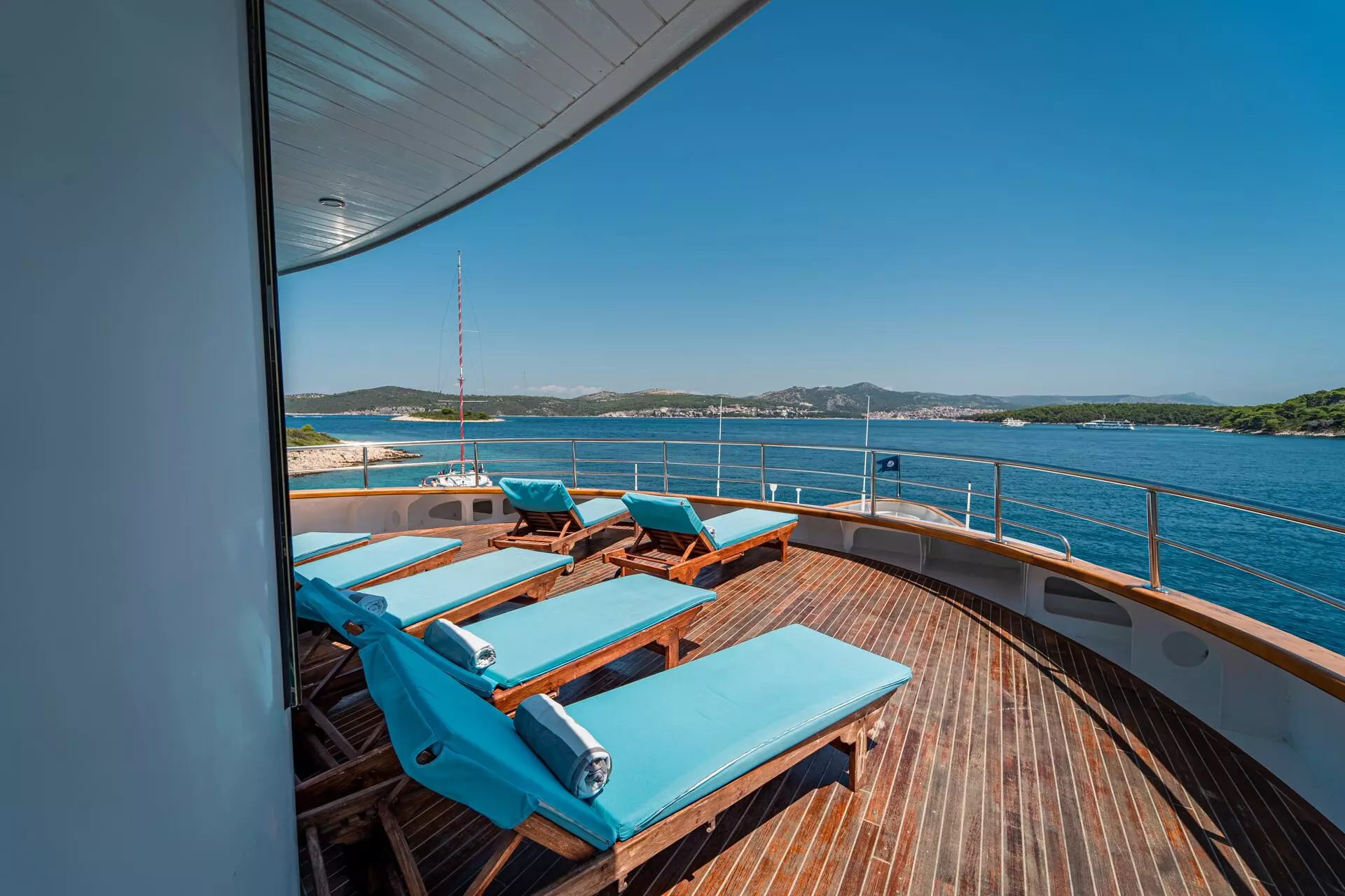 27. RIVA Sun loungers - Sun deck bow.jpg