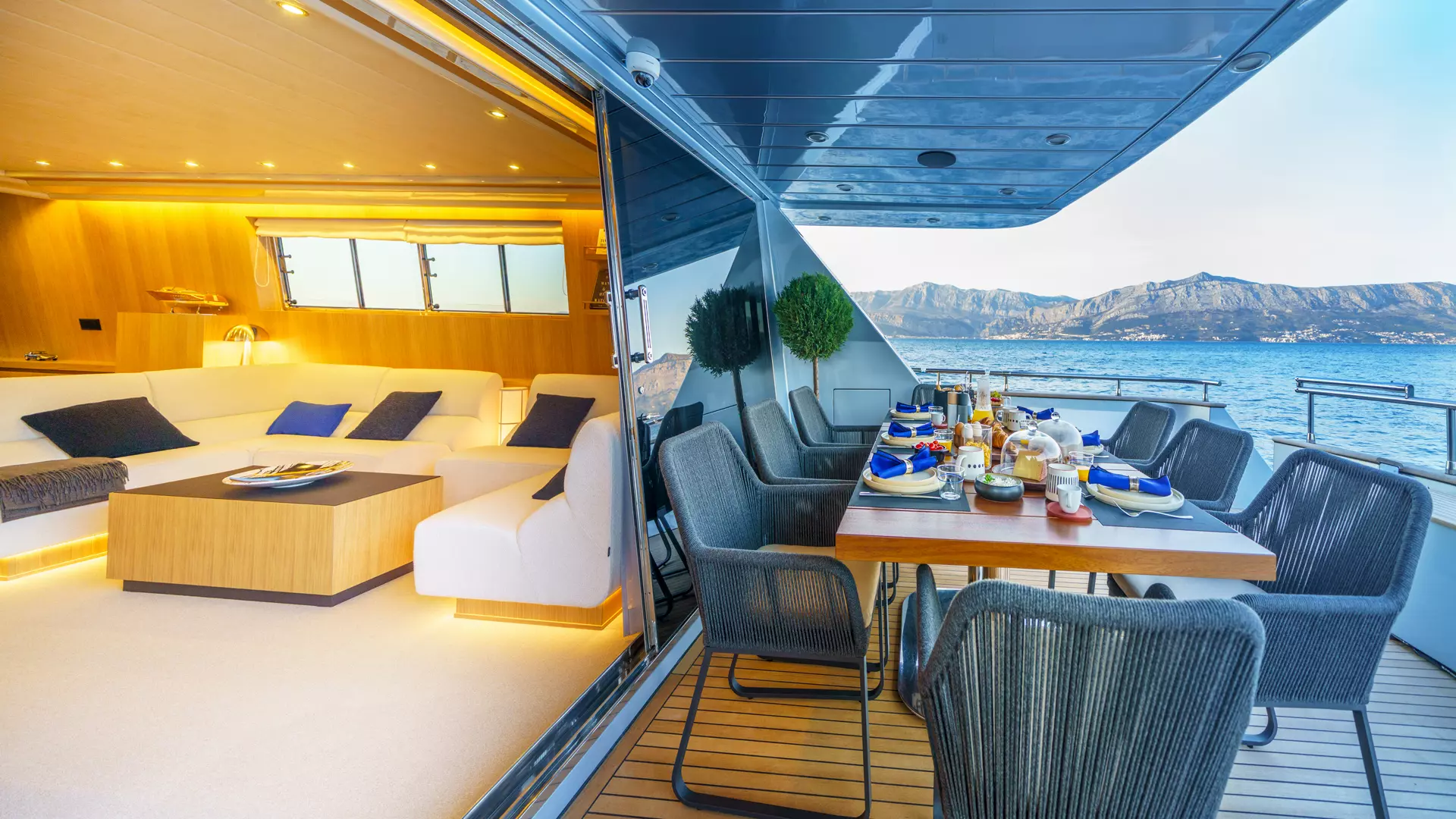 11-Phantom-sunrise-dining-on -deck.jpg