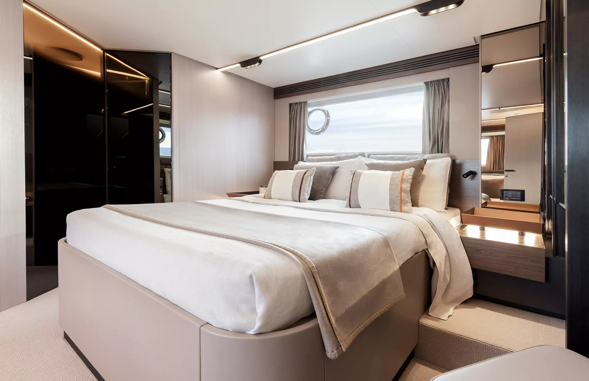 20-FELICITA-master-cabin_.jpg
