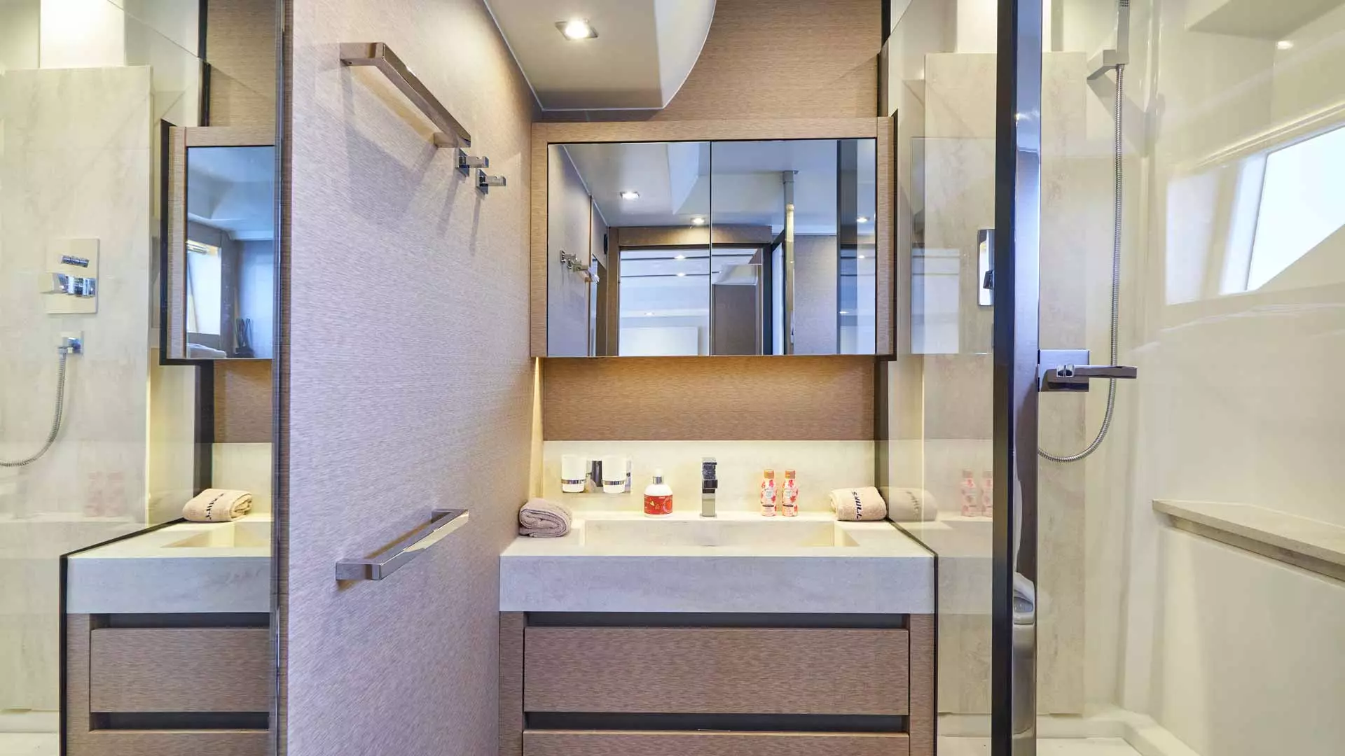 20-Simull-Master-ensuite.jpg
