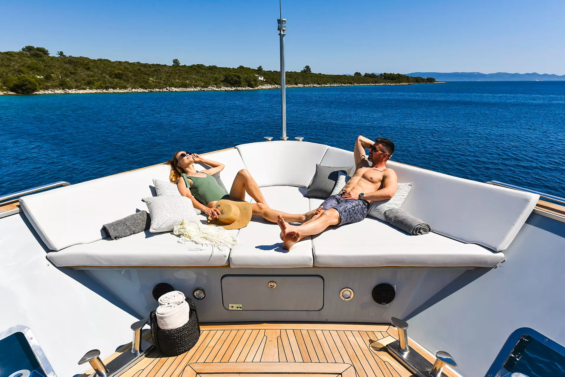 11-Anavi-foredeck.JPG