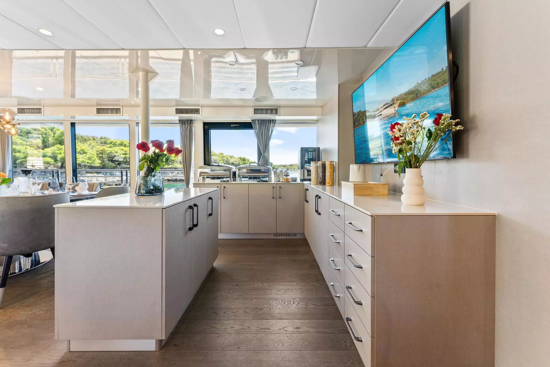 52. ALFA MARIO Salon - Upper deck.jpg