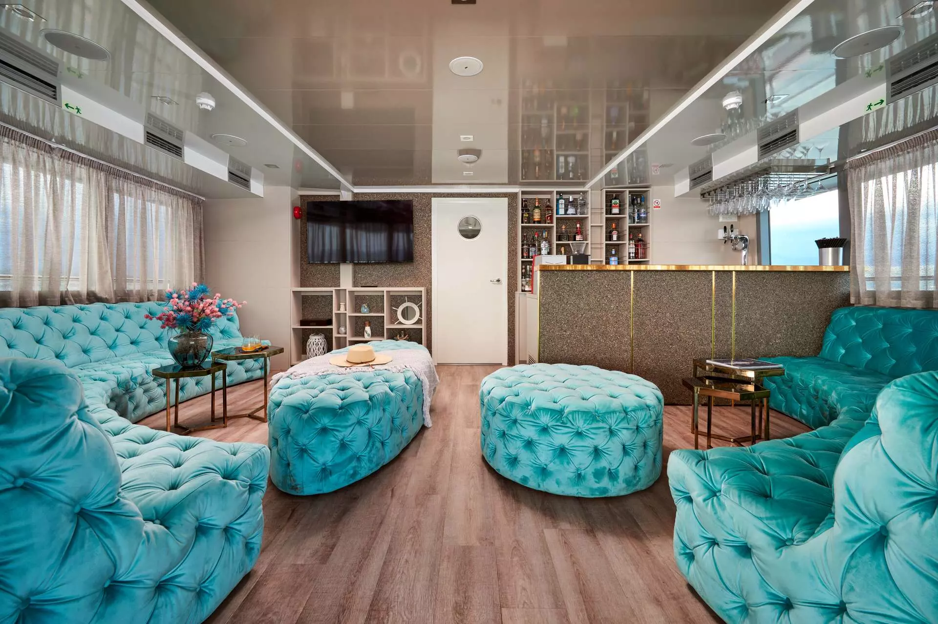 05 - Interior - Amenities - 01 - Bar (3).jpg