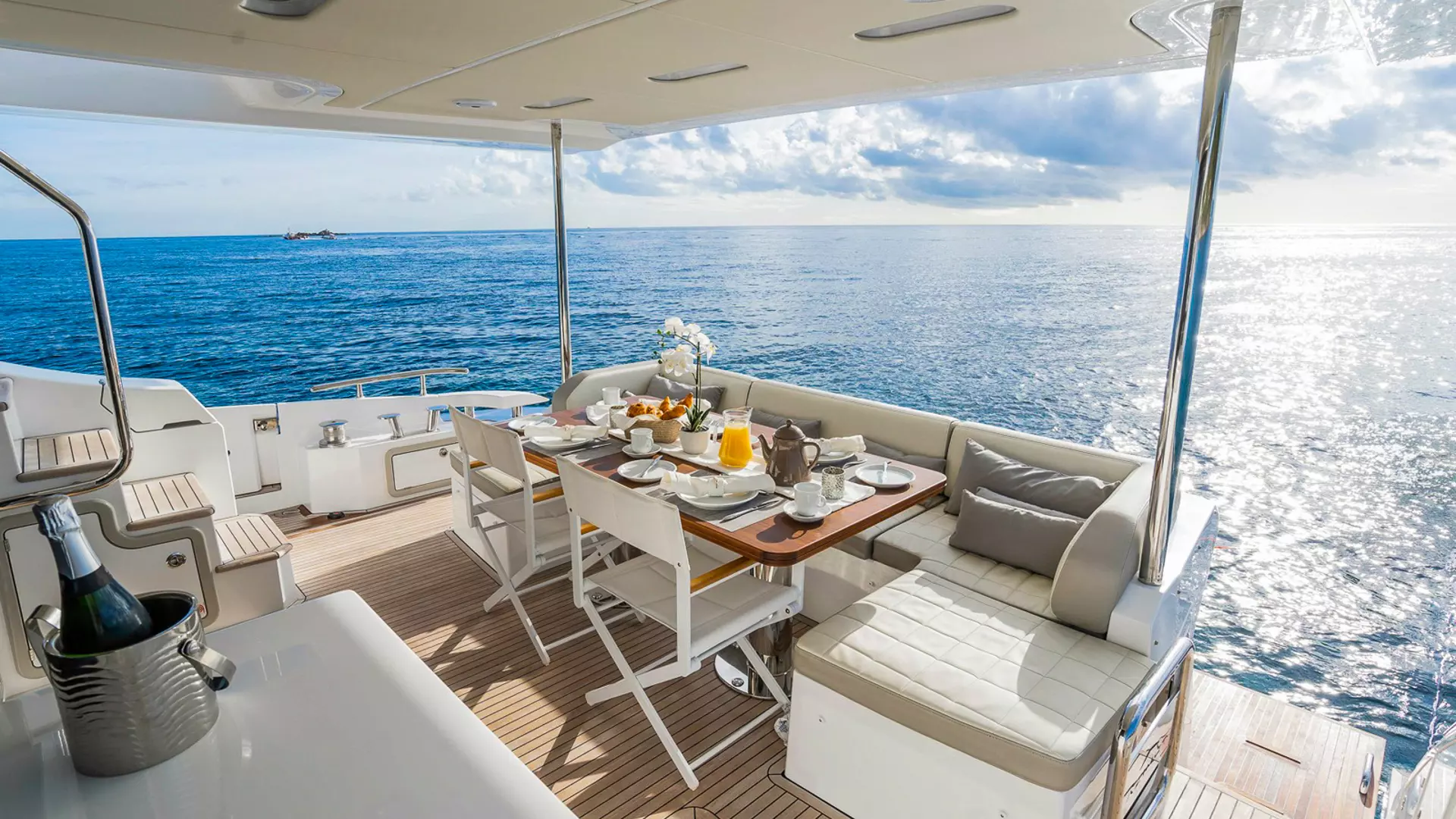 07-Azimut-72-Fly-Mineira-dining-table _ _.JPG