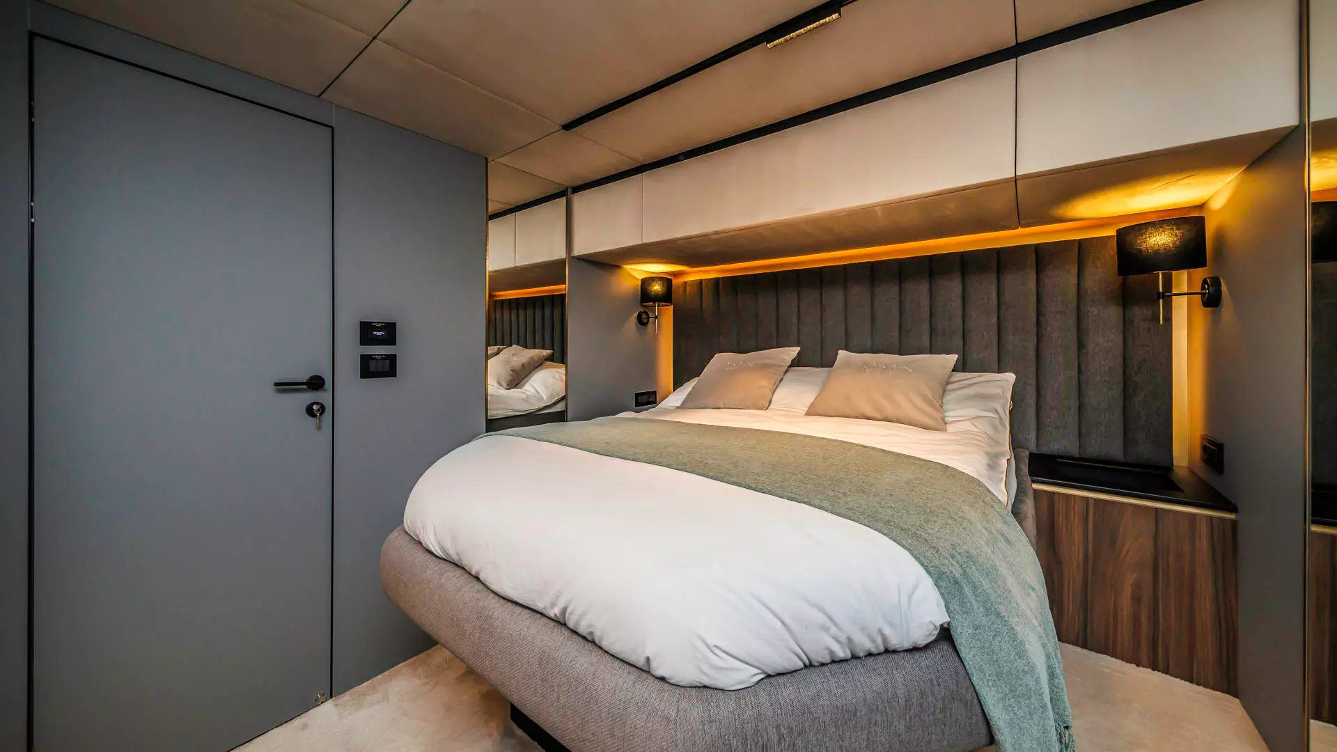 16-Over-the-Moon-Double-cabin-portside-aft.JPG