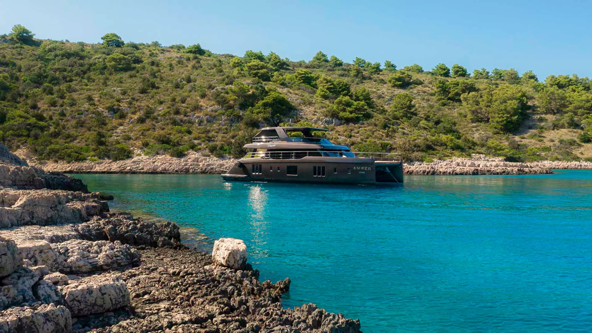 04-Sunreef-70-power-anchored-in-the-bay.JPG