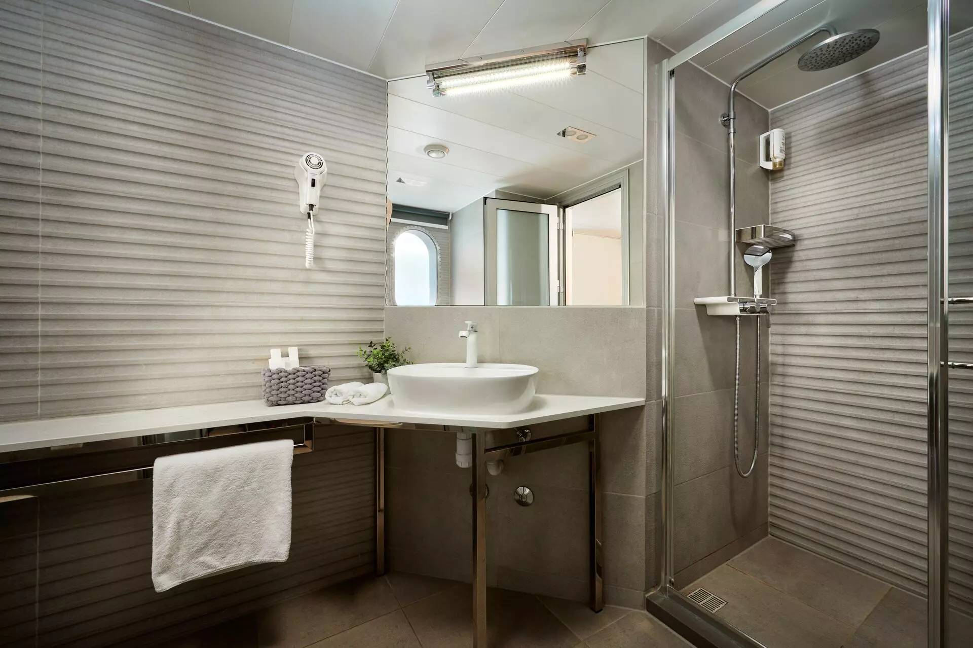 08 - Interior - Cabins - Triple Cabin (4).jpg