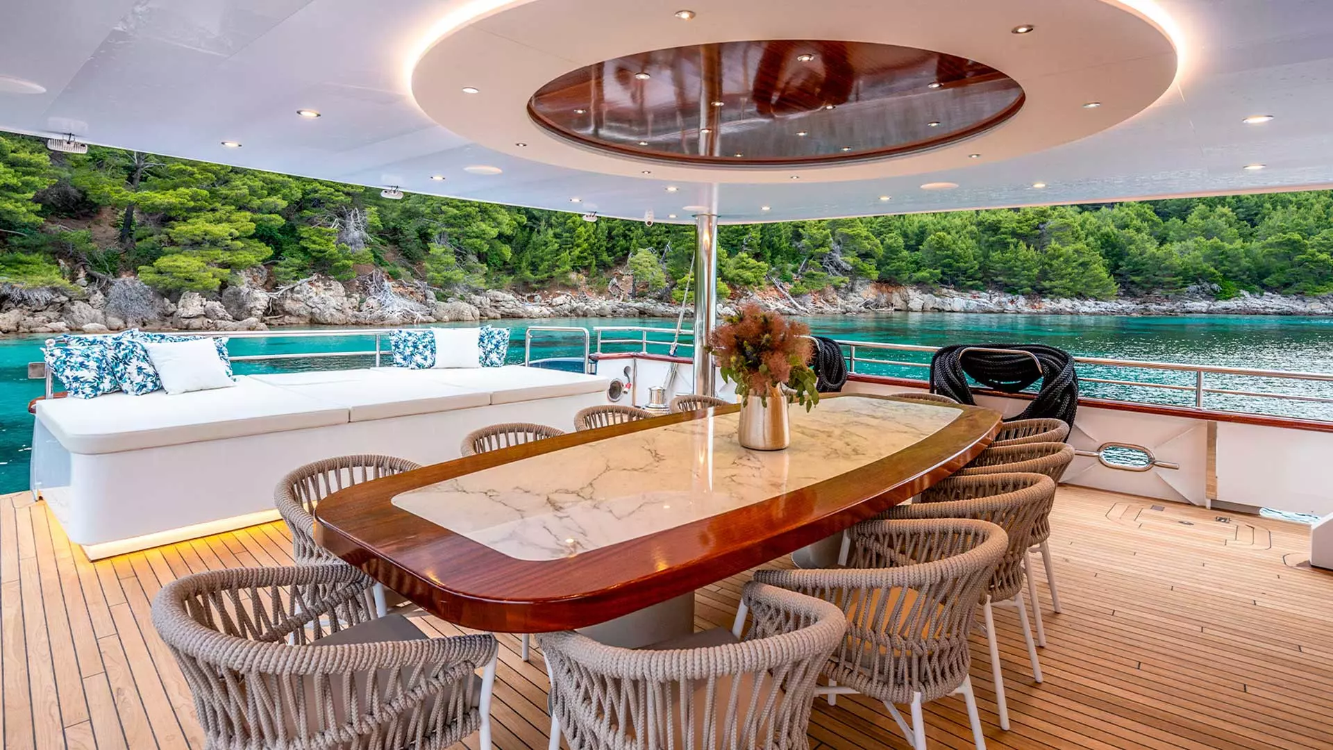 12-Nocturno-outdoor-aft-area.jpg