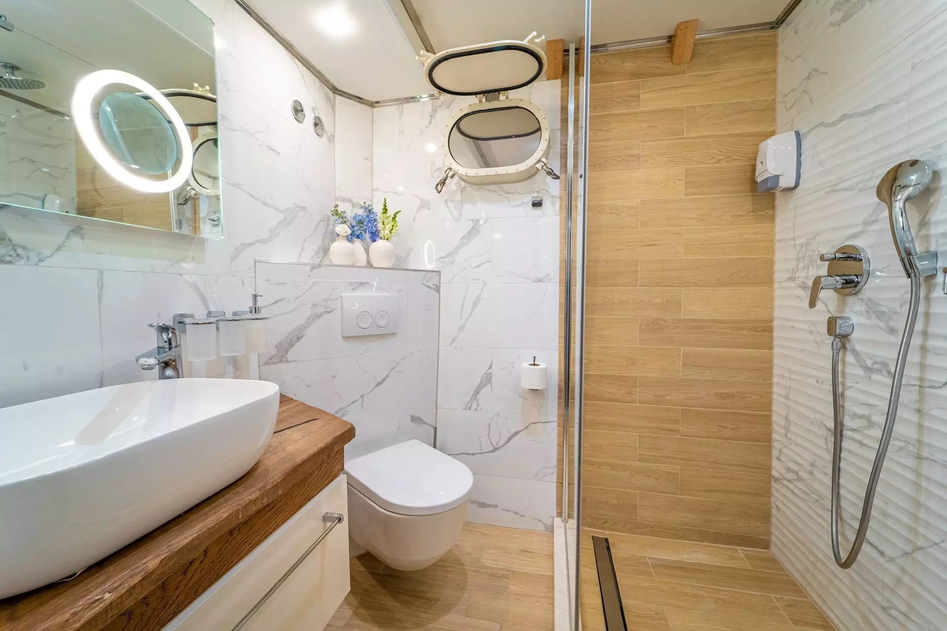 52. RIVA Double stateroom en suite - Lower deck.jpg