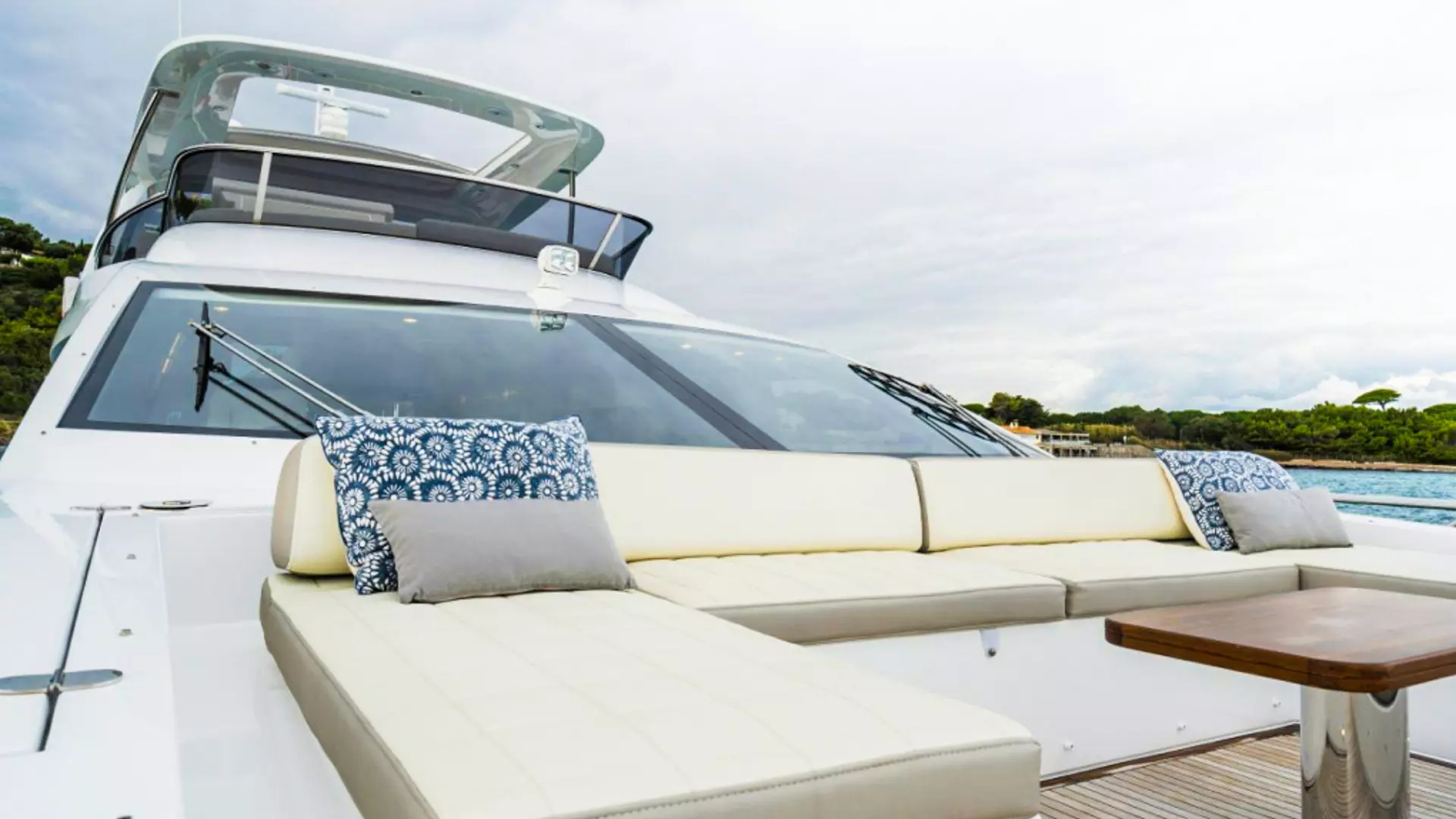 08-Azimut-72-Fly-Mineira-bow _ _.JPG