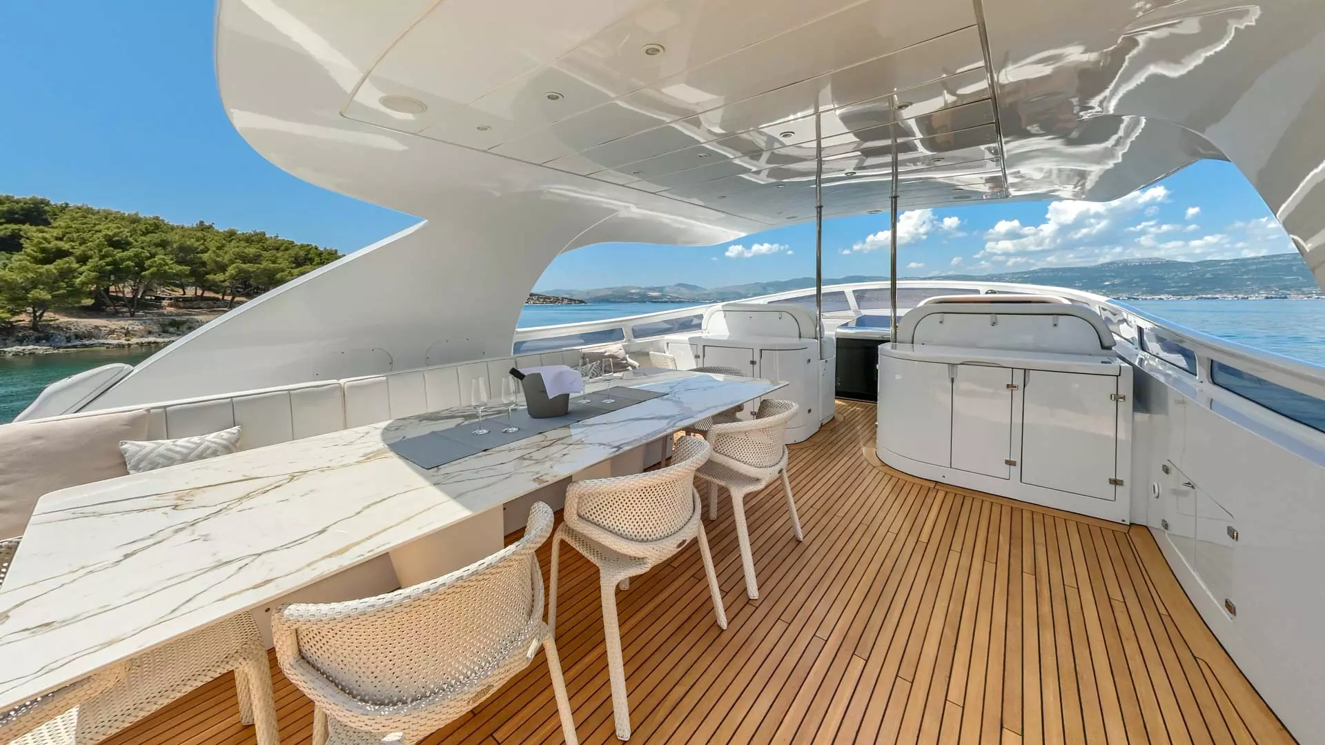 Flybridge dining area