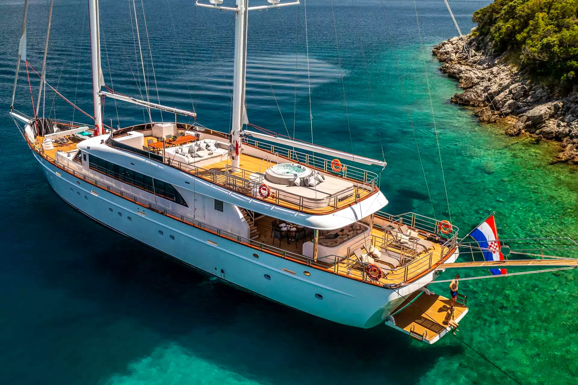 03-Love-story-stern-view.jpg
