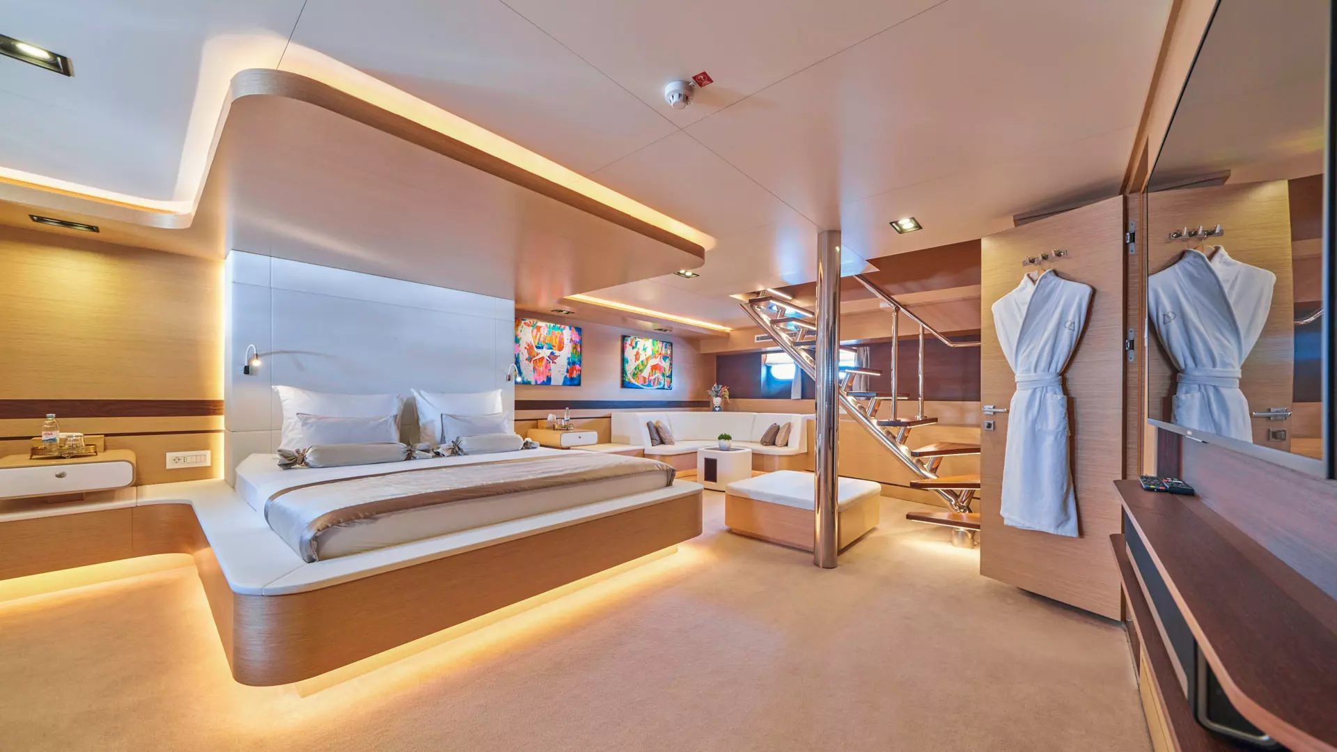 23-Omnia-VIP-cabin _ _.JPG