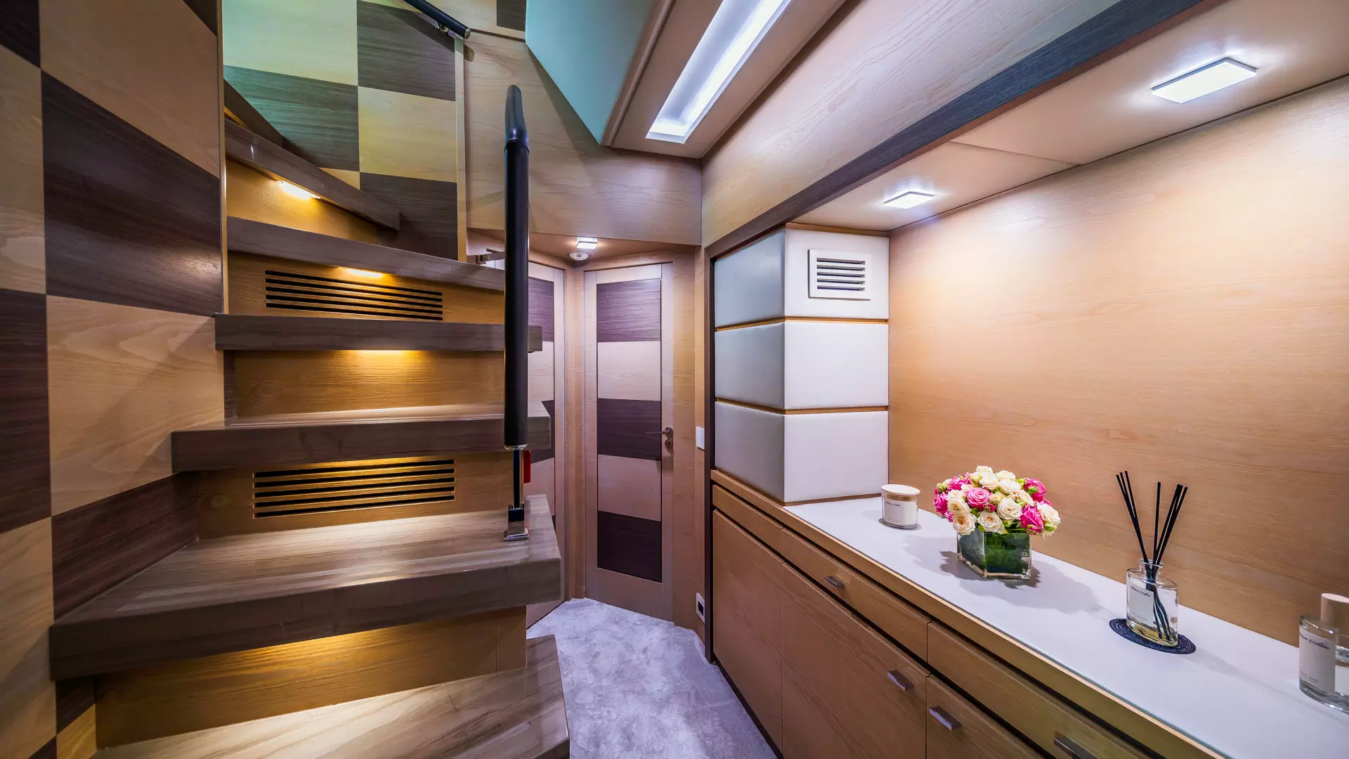 24-Ocean-Drive-hallway-to-cabins.jpg _ _.JPG
