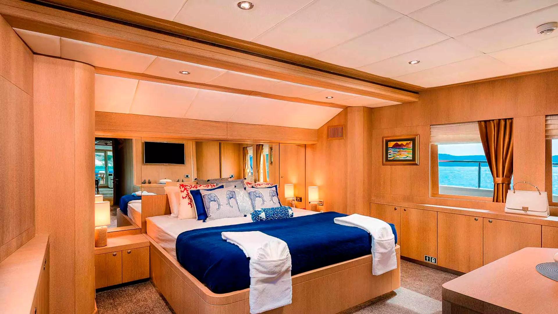 21-GRACE-Master-cabin-forward-on-main-deck.jpg