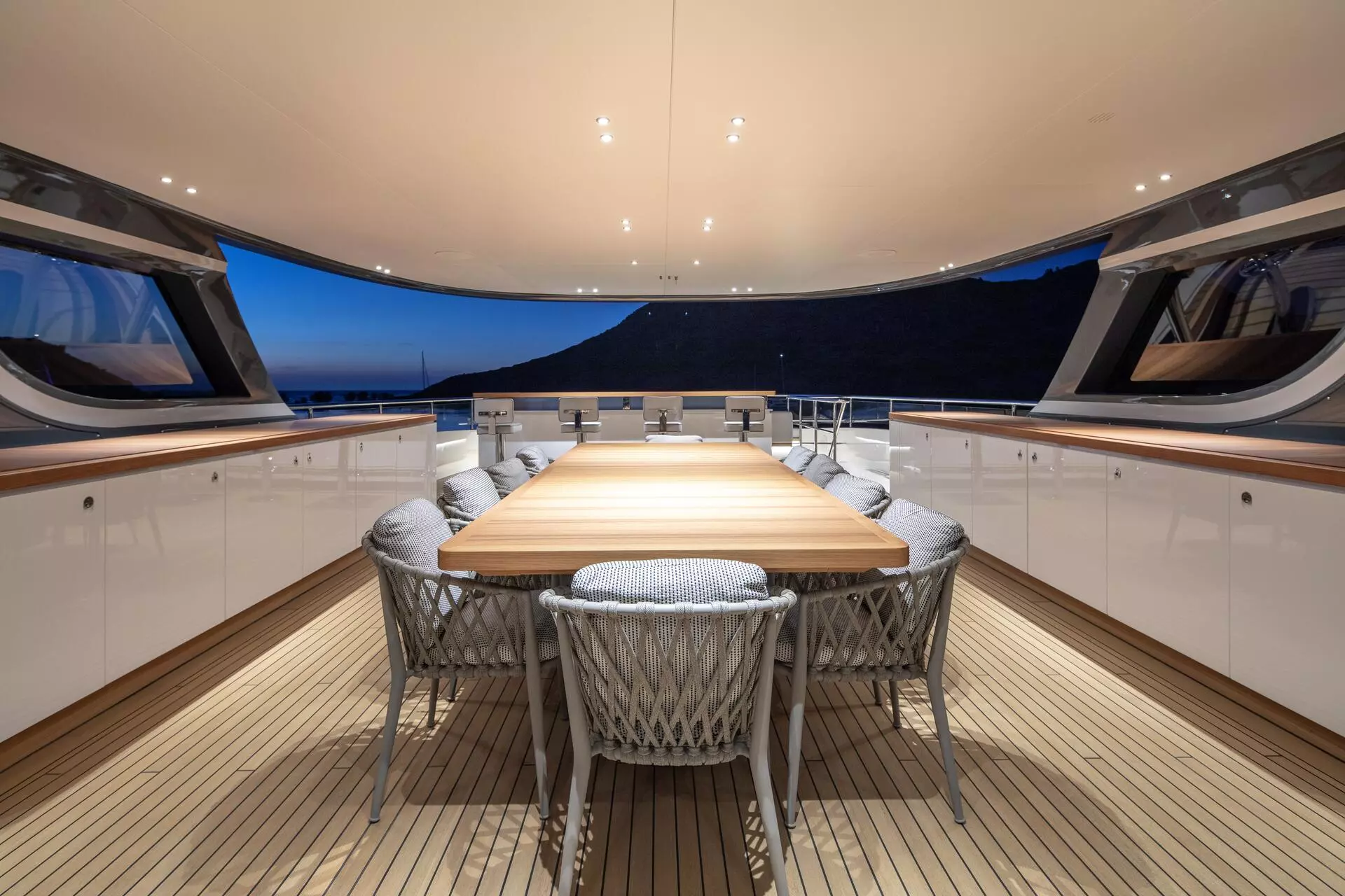 10 LEXSEA_18.Sun Deck - Dining Area.jpg