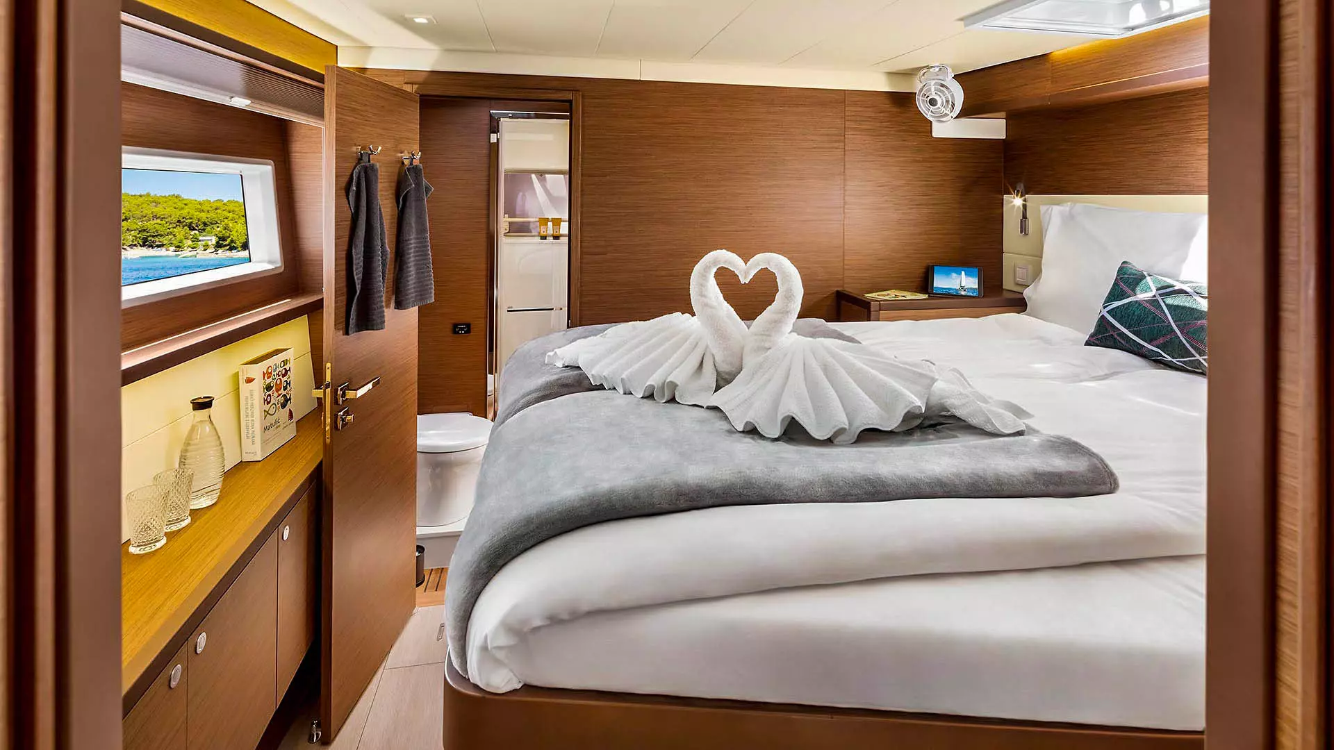 24-Lagoon-52-F-Guest-cabin-6-6.jpg