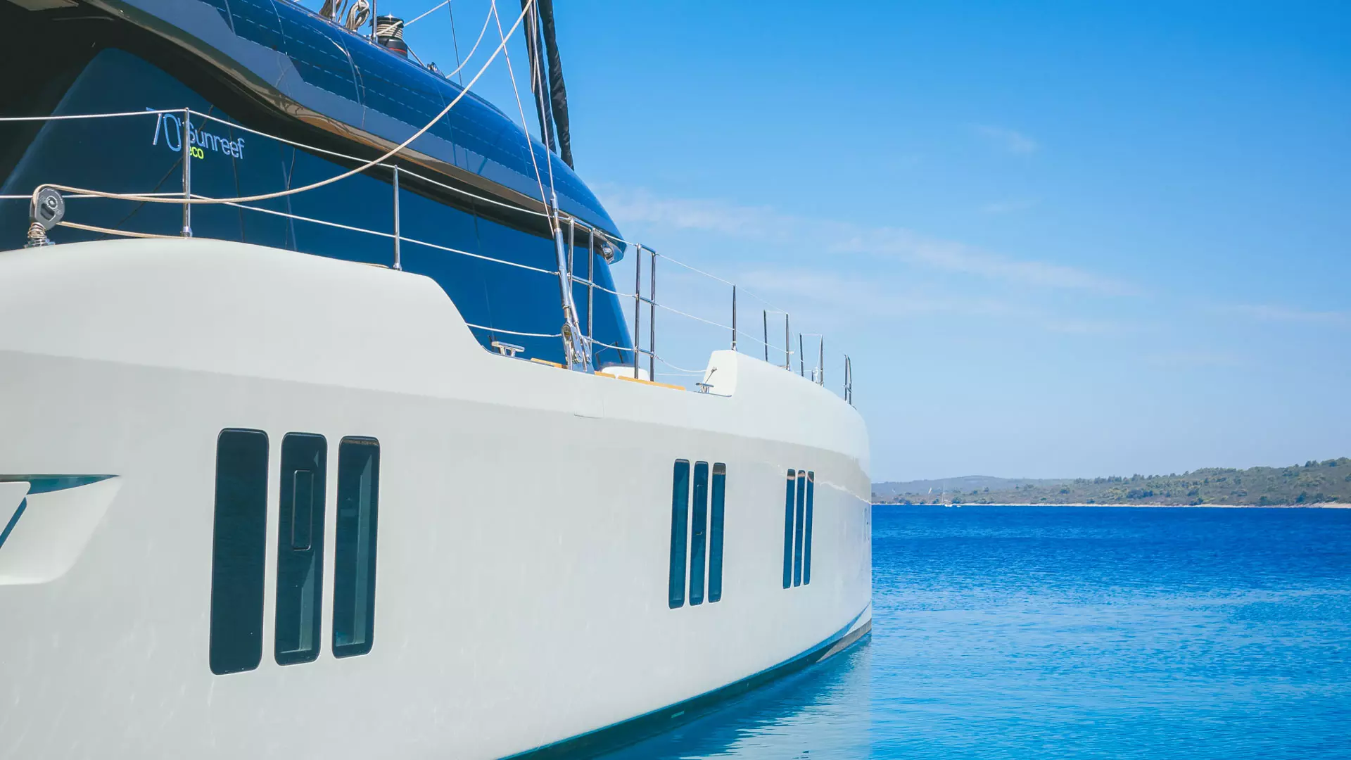 Sunreef 70 Eco Side view bow side.jpg