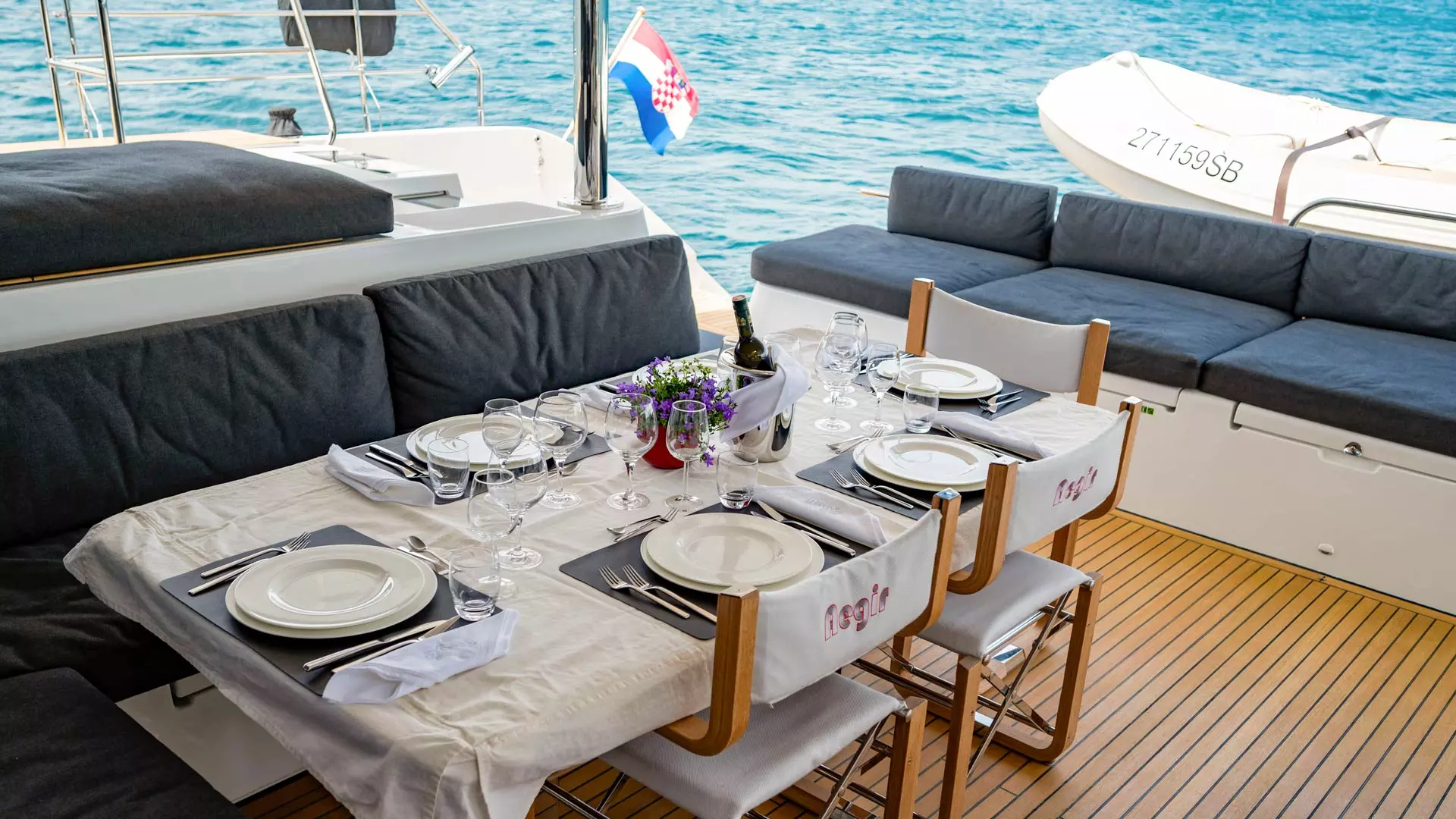 07-Lagoon-Power-630-aft-dining-table.jpg