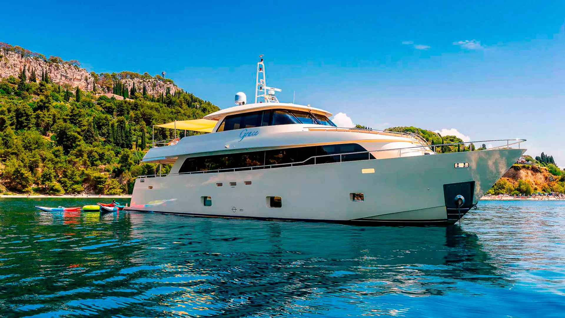 06-GRACE-on-anchor-starboard-side.jpg