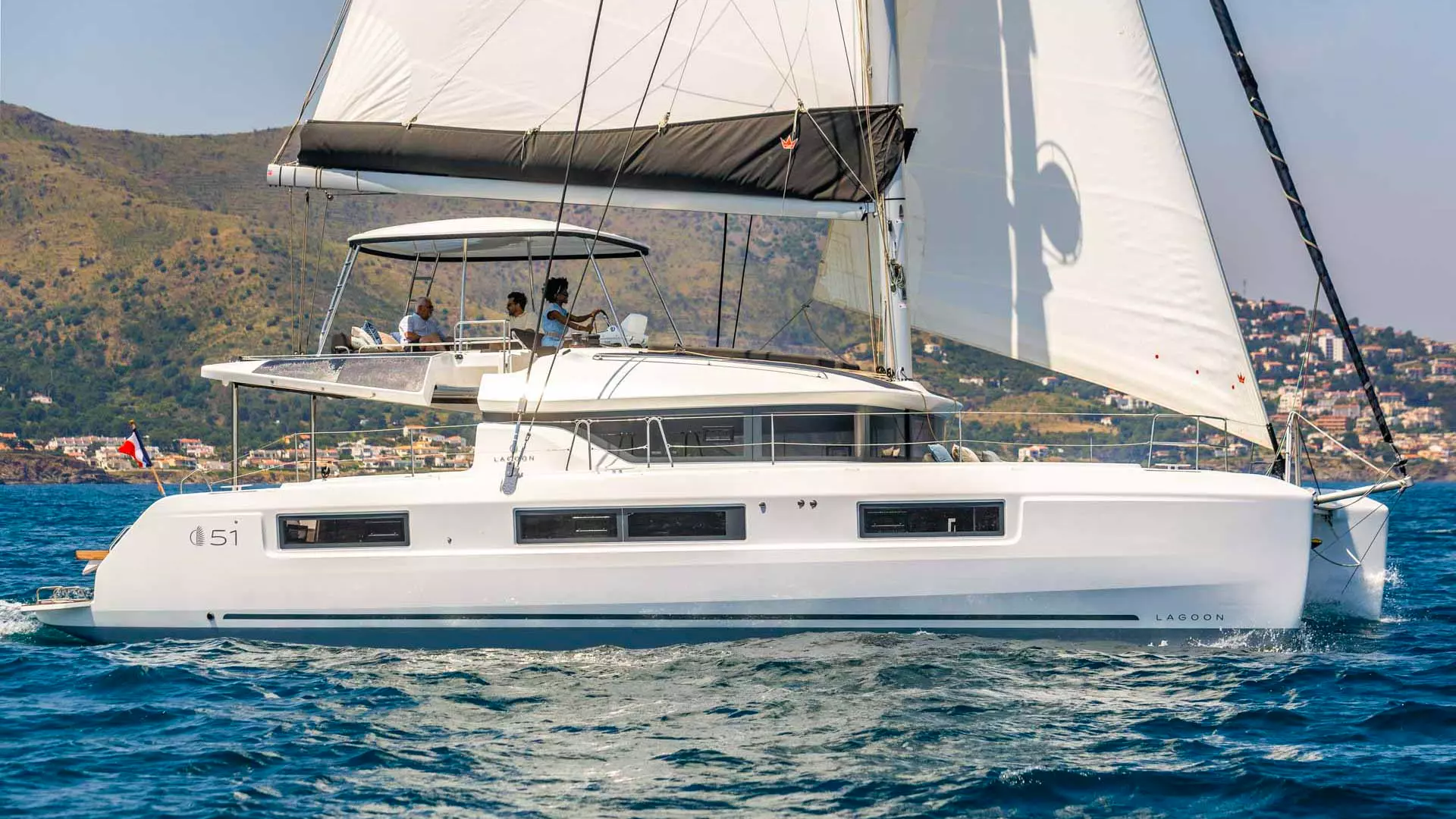00-Lagoon-51-sailing.jpg
