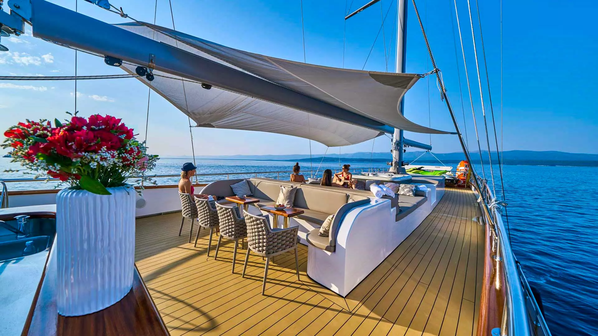 06-Dalmatino-sun-deck-aft-view.jpg