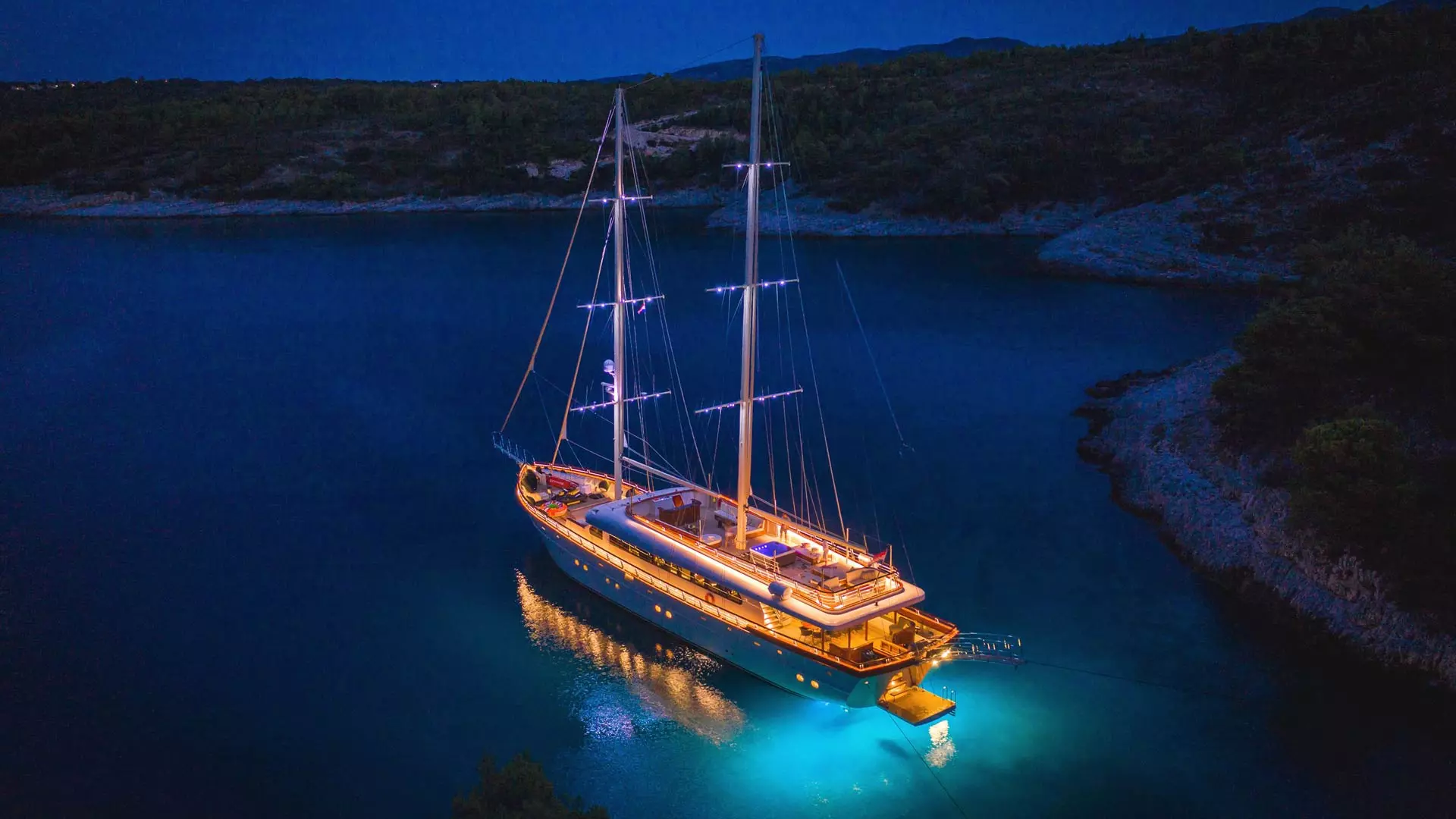 Underwater lighting of yacht
