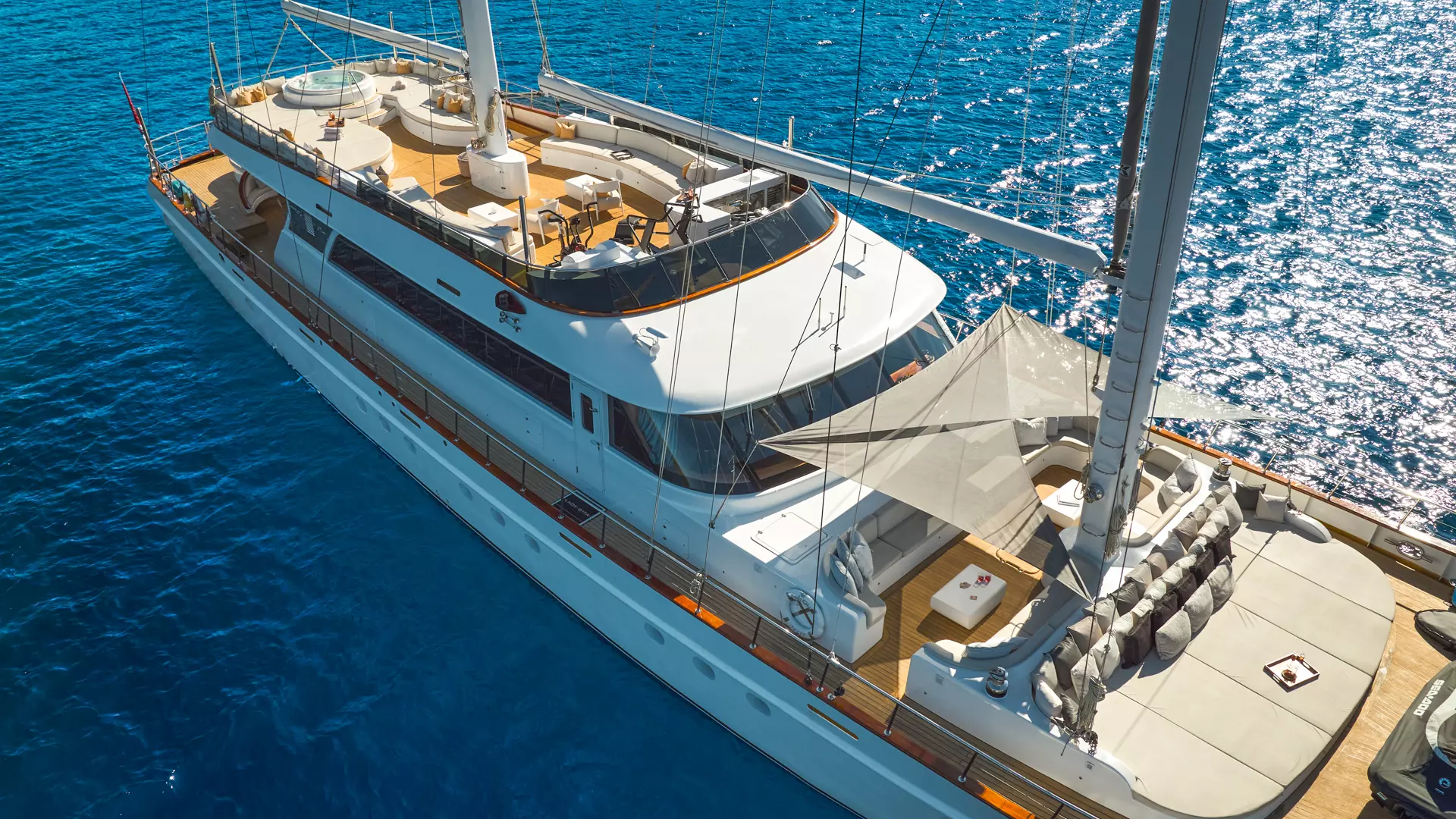 07-Lady-Gita-sundeck_.jpg