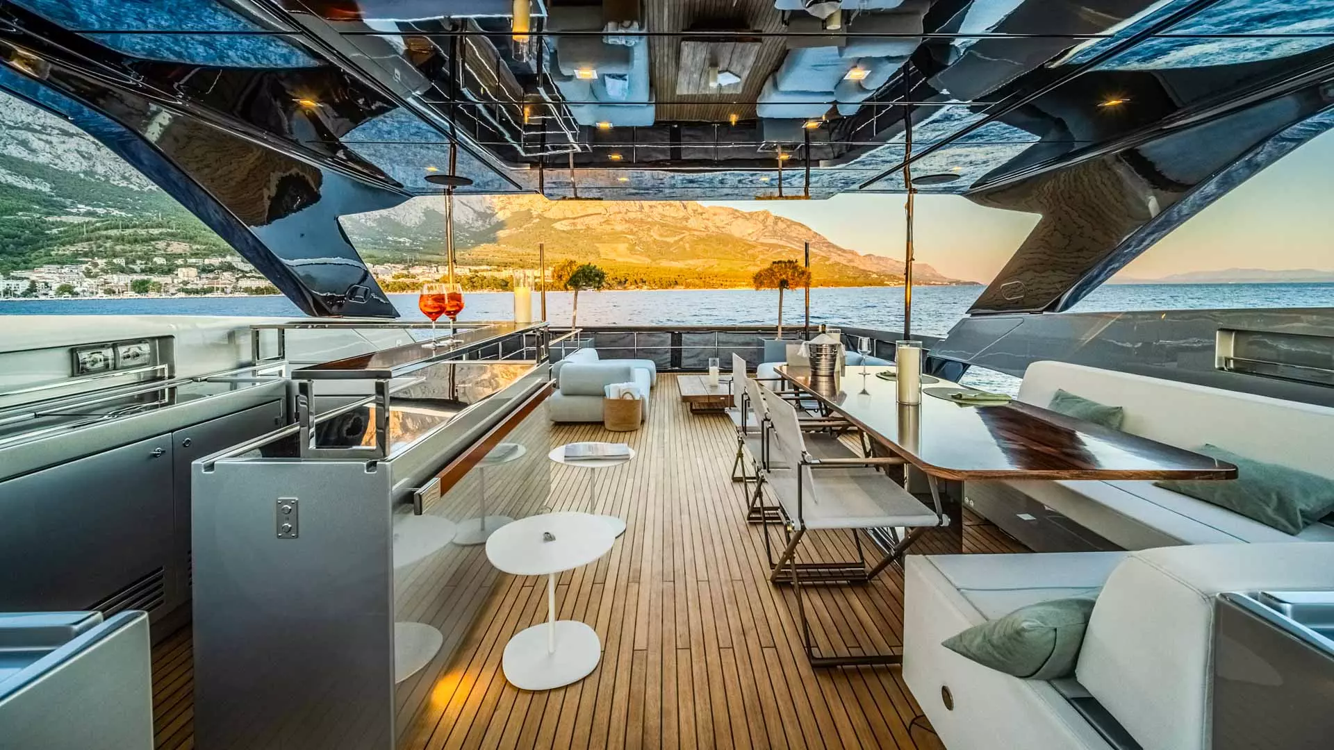 15-No-Stress-888-flybridge-bar_.jpg