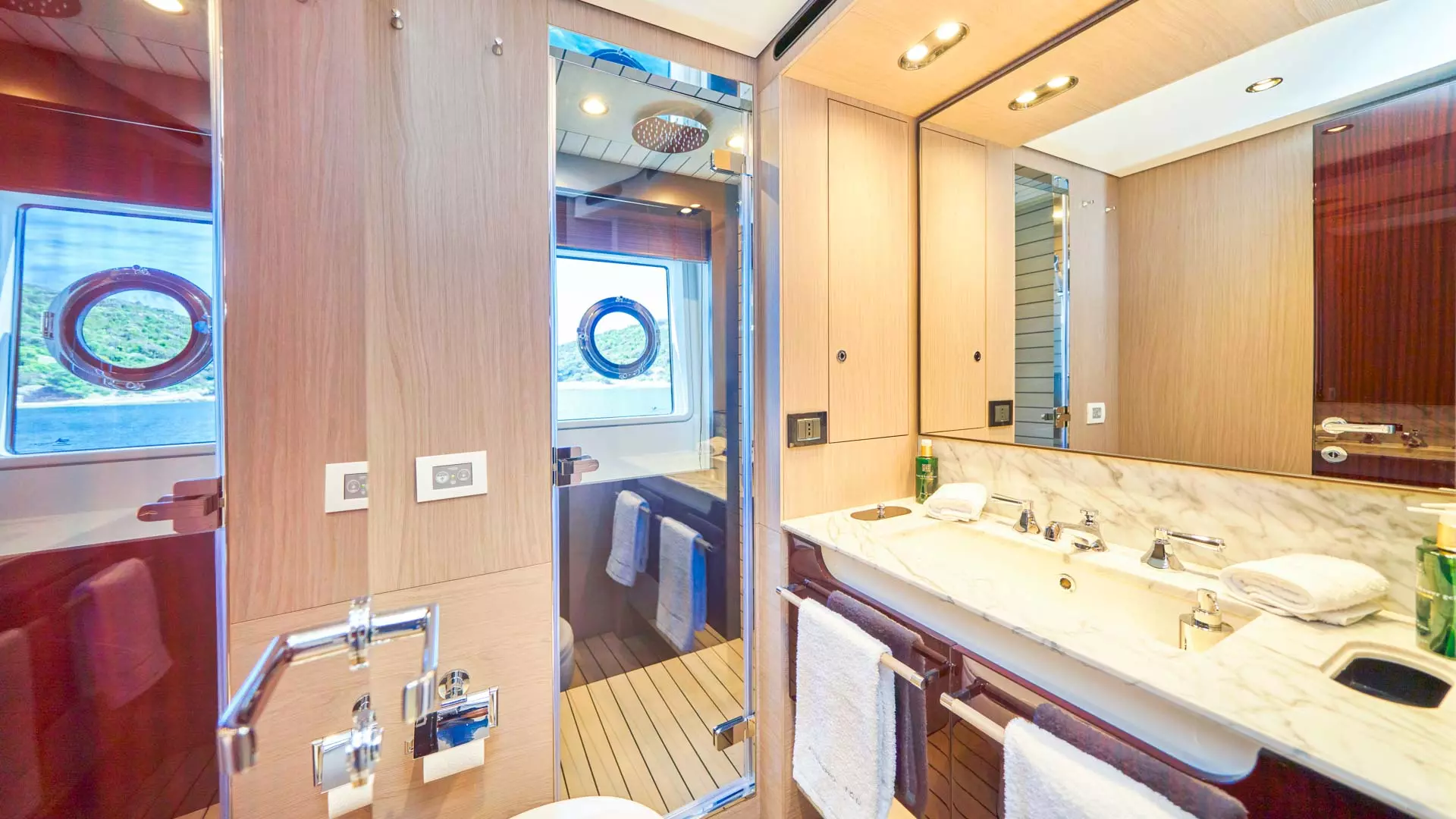 Master cabin en suite bathroom