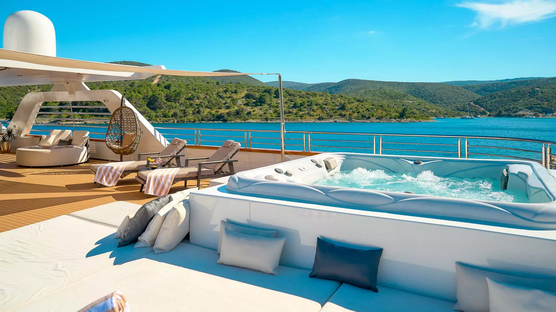 Cristal-sundeck-jacuzzi.jpg