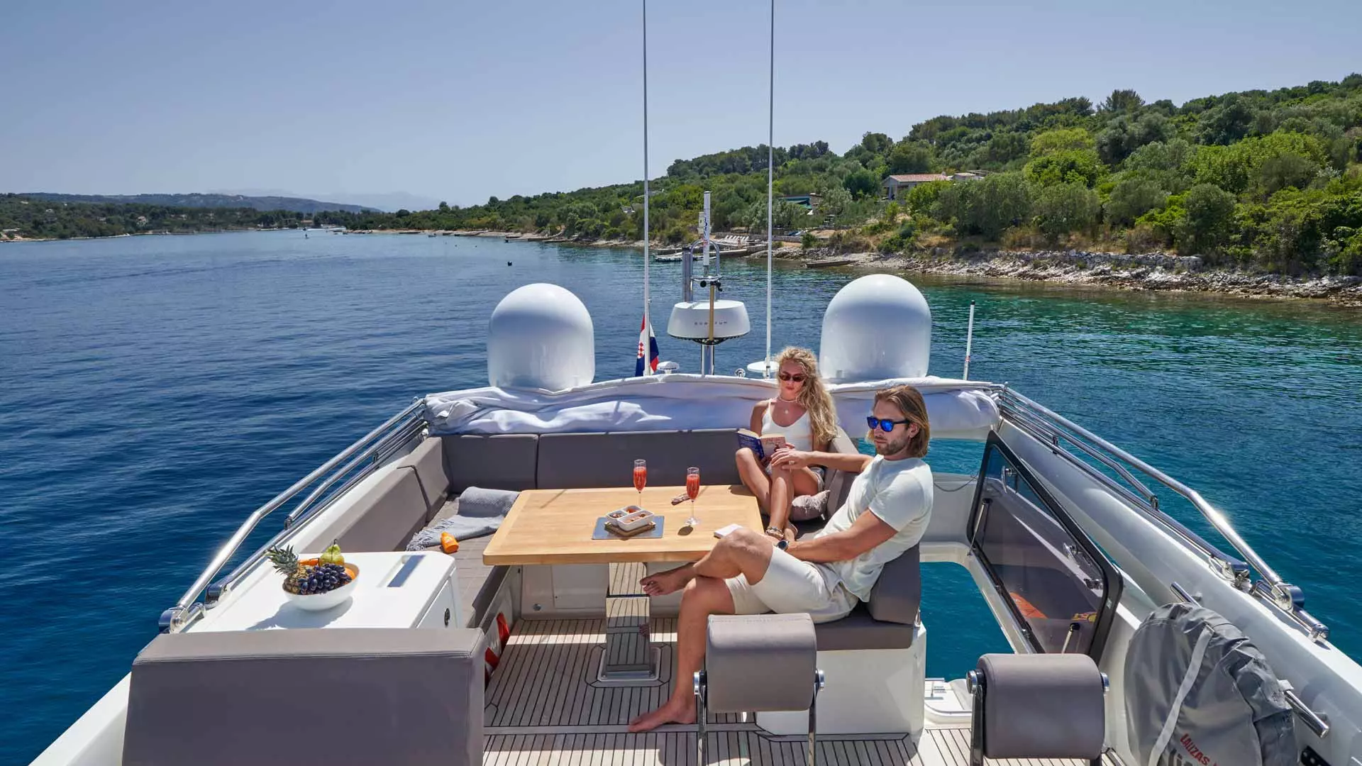 07-Simull-flybridge-table.jpg