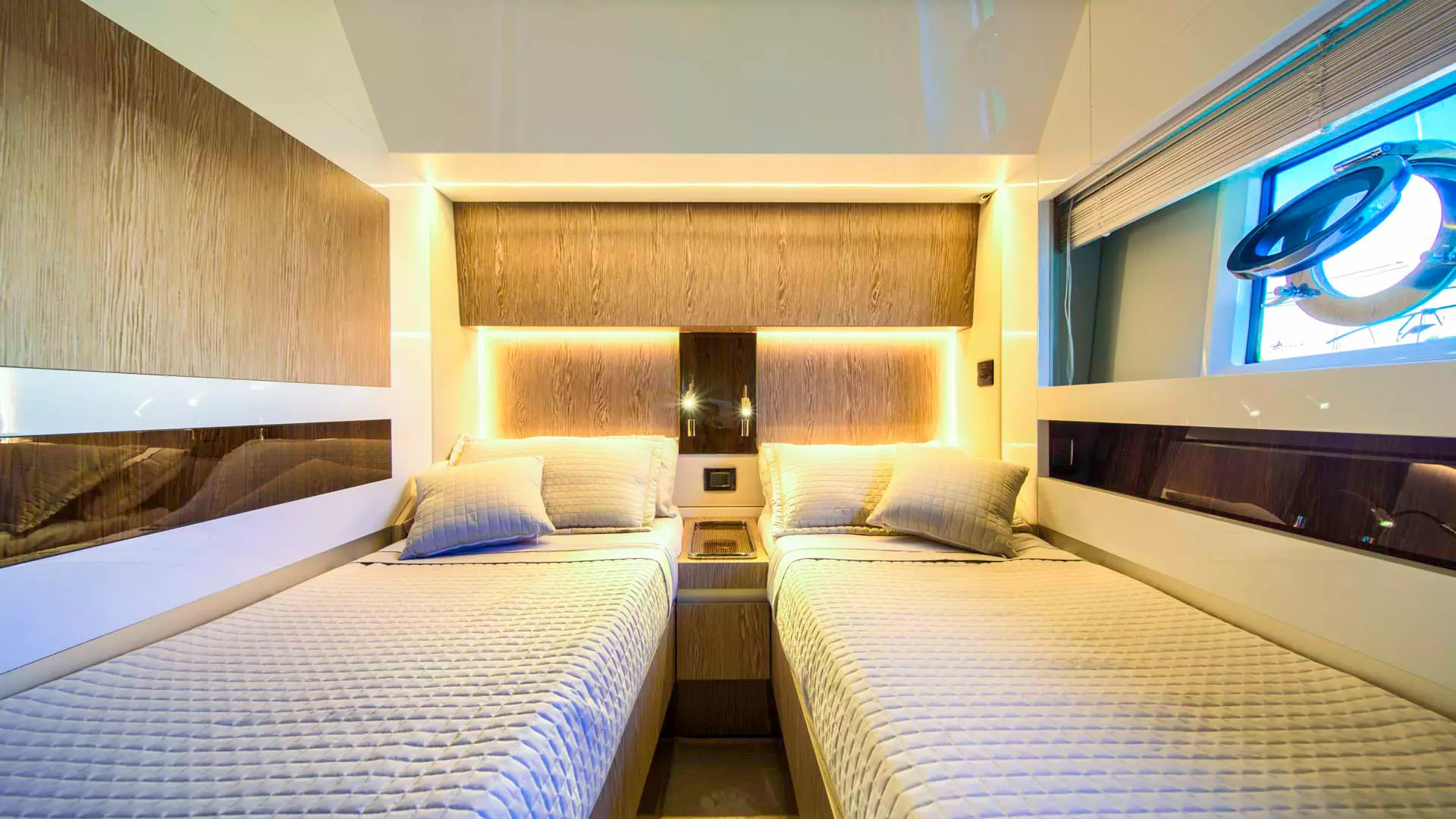 29-Azimut-S7-Twin-cabin _.JPG