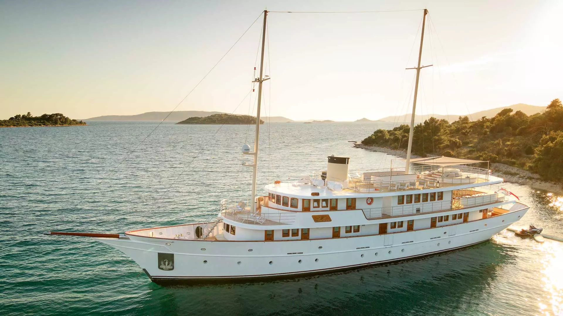 05-Bellezza-at-anchor.jpg