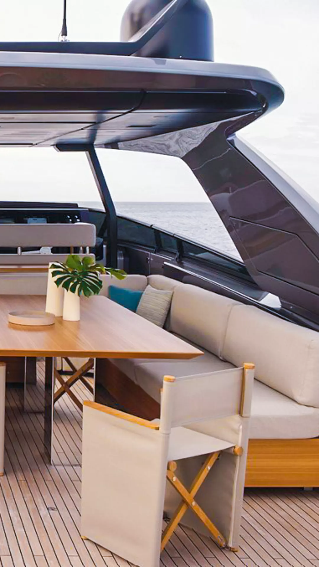 04-Primus-fly-bridge-sitting-area_.jpg