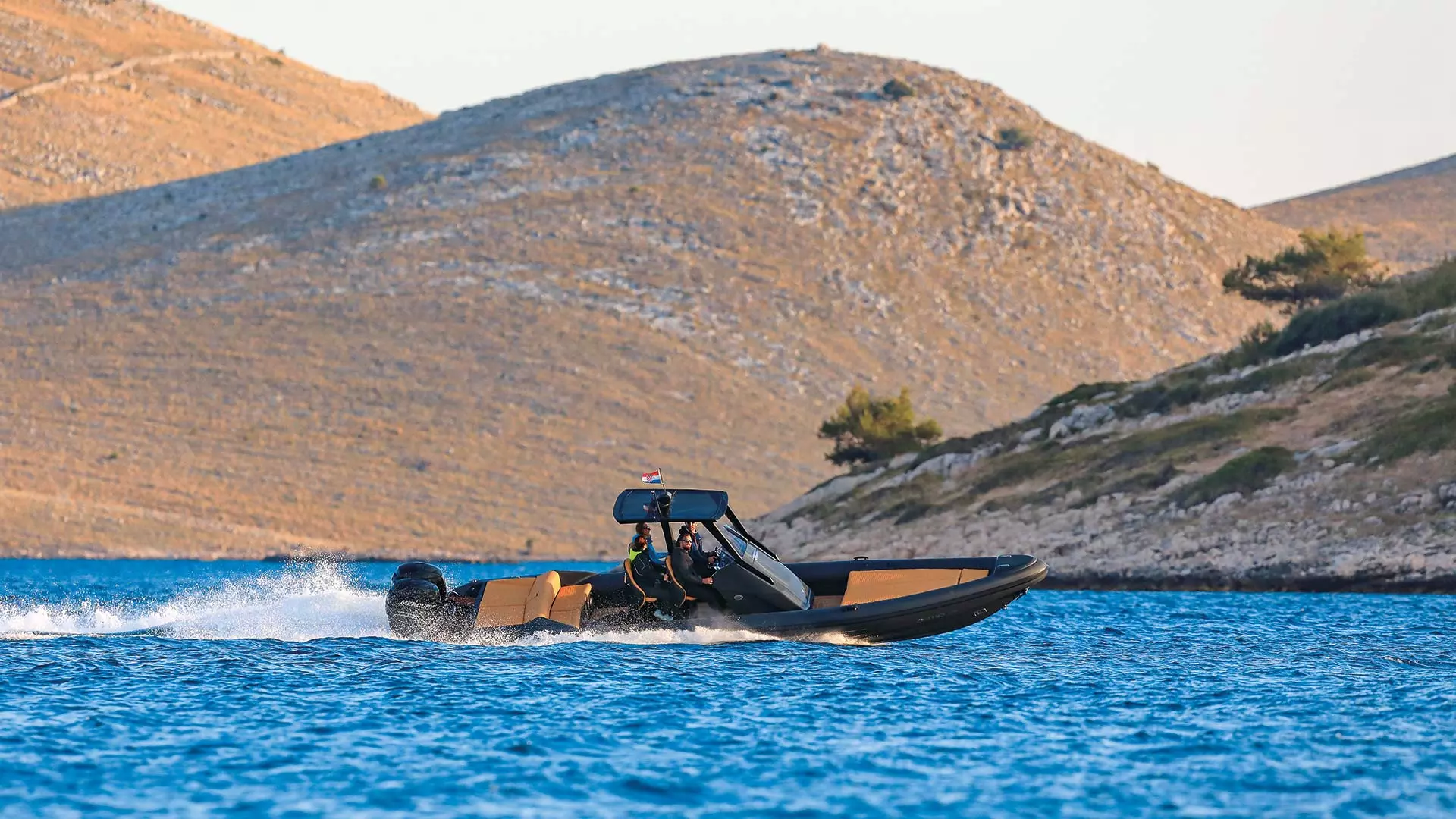 Ribco Seafarer 33 Review: Luxury and Sportiness