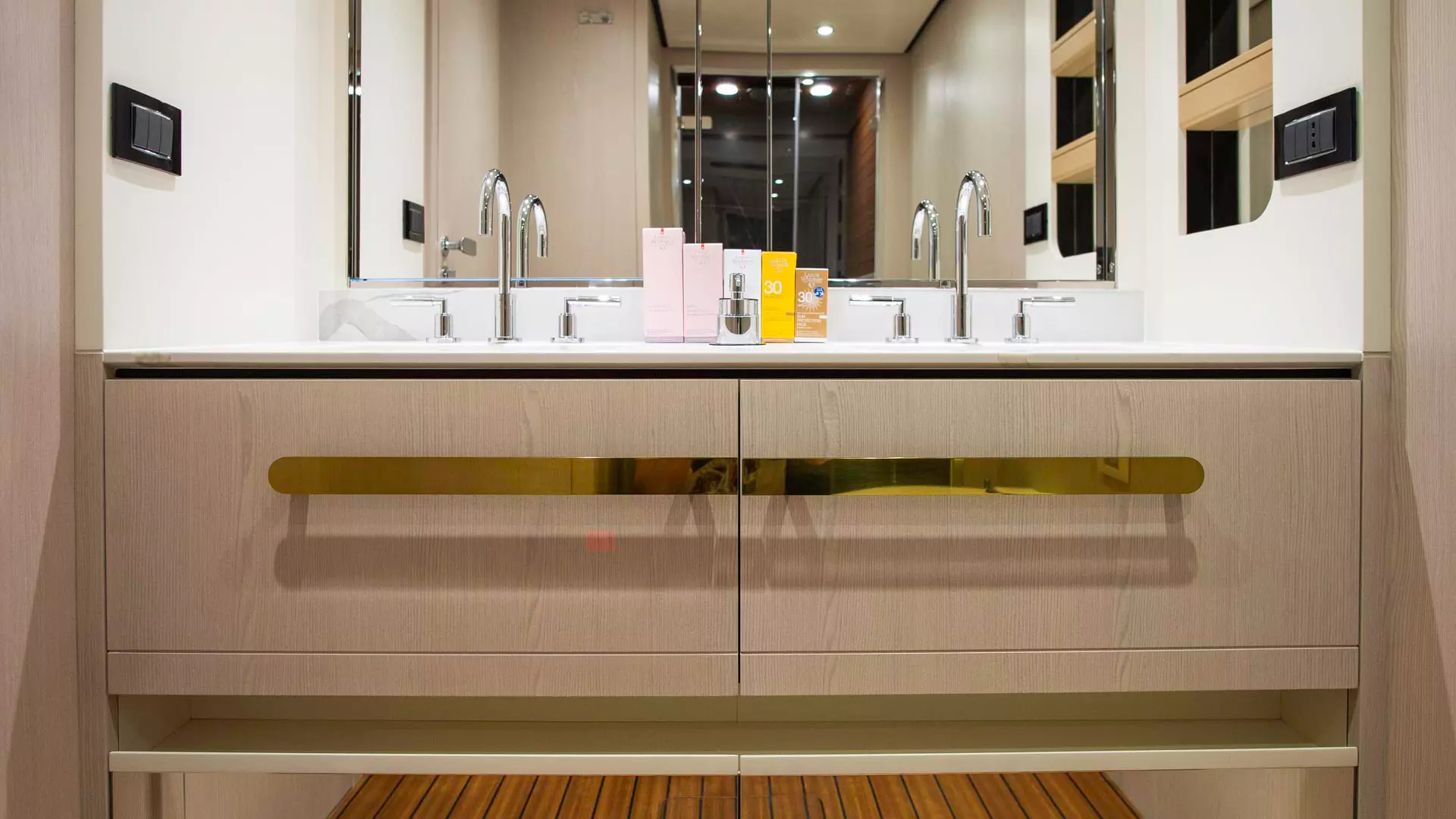 27- Prewi- Master cabin bathroom.JPG