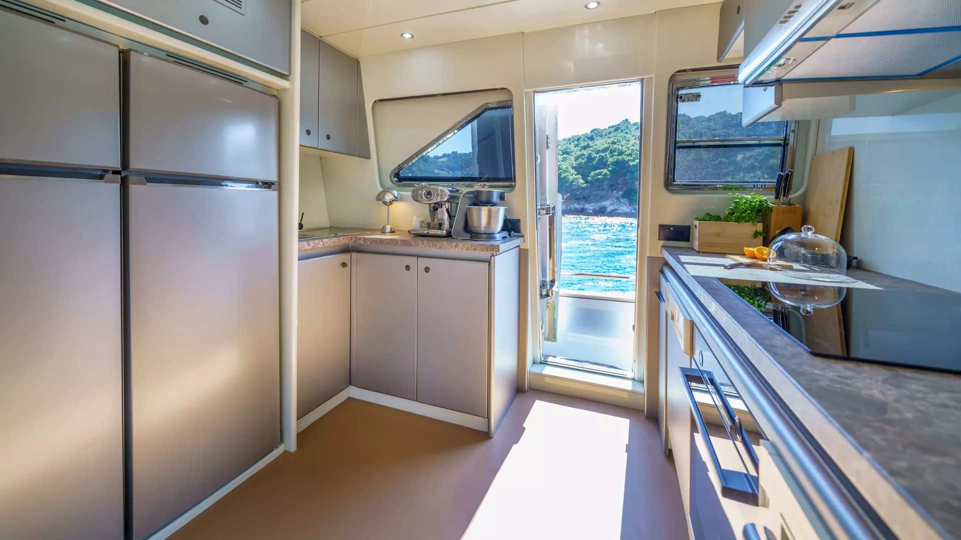 27-Phantom-gourmet-galley-space_.jpg