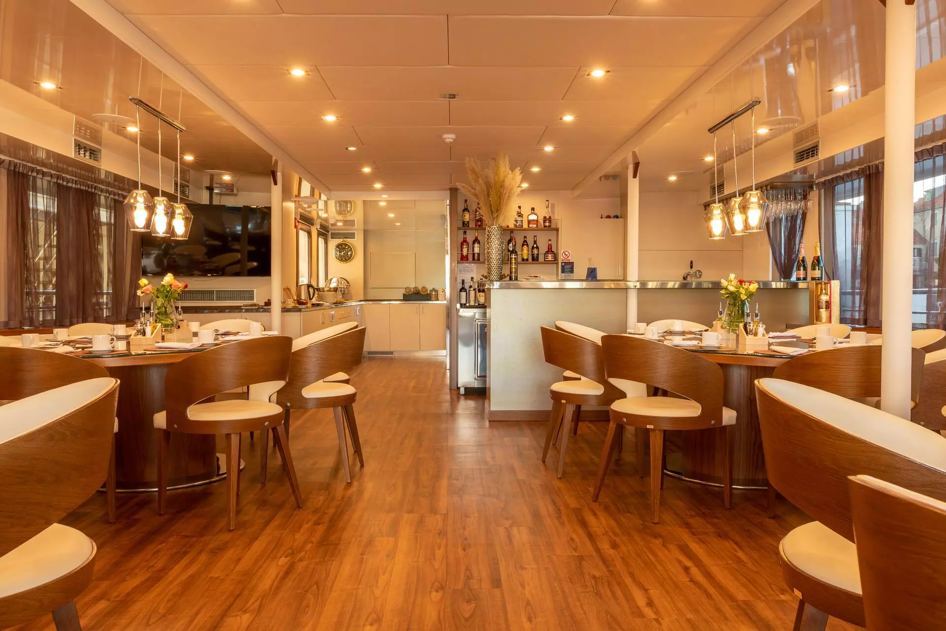 38. YOLO Dinning area in salon - Upper deck.jpg