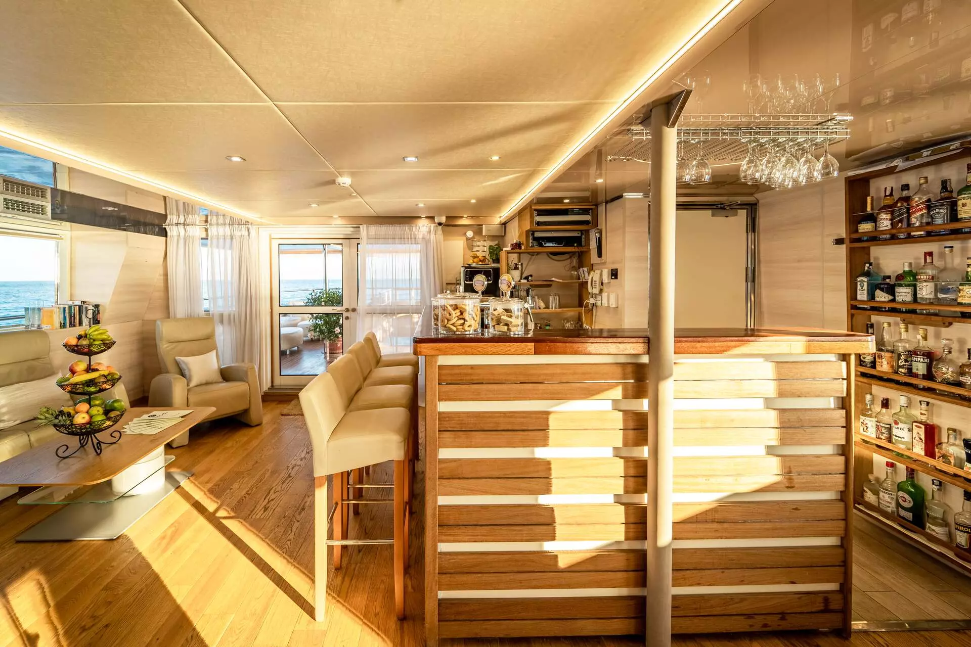 39. RIVA Bar in salon - Upper deck.jpg