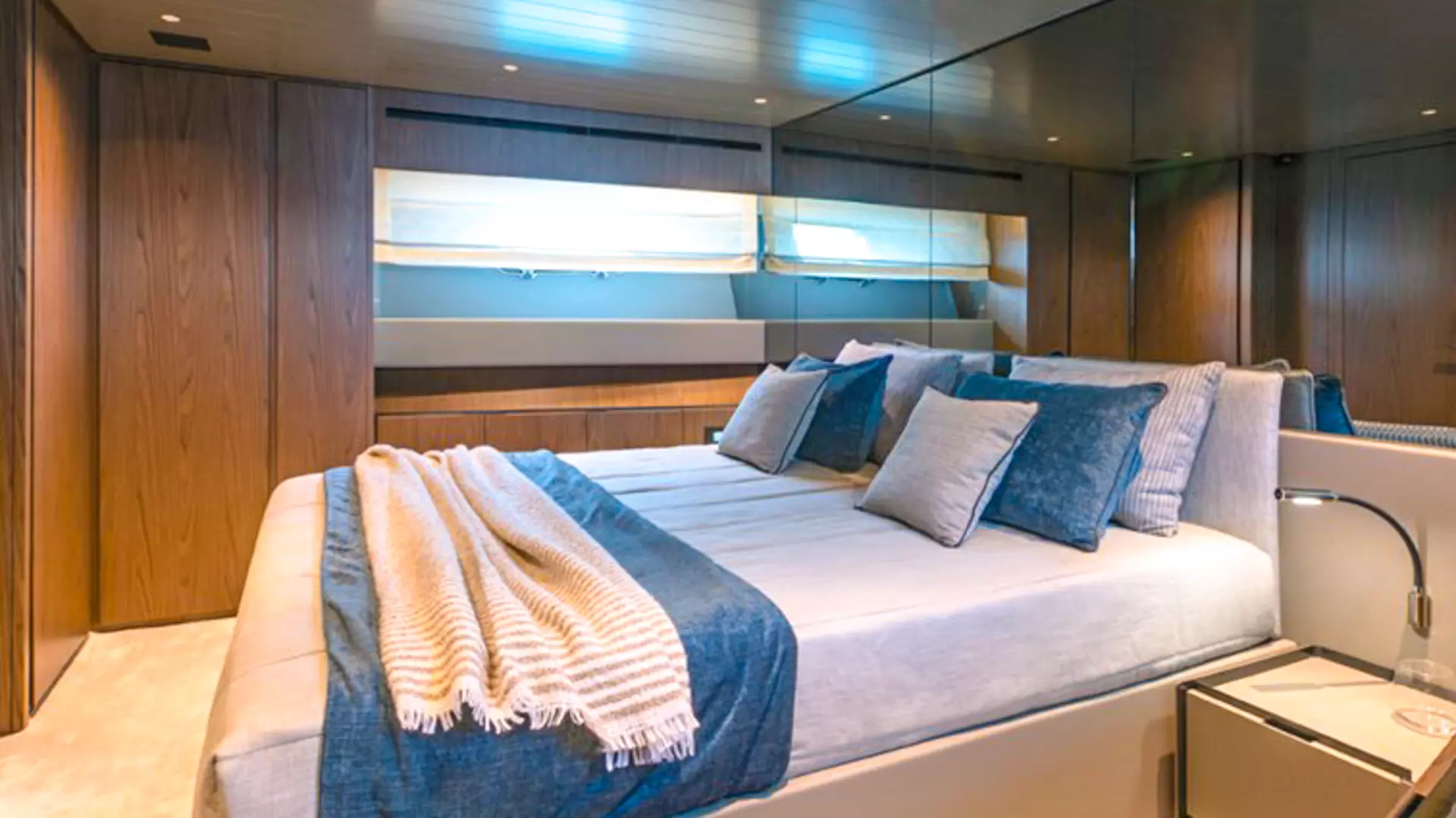 04-Bluegame-BG74-Master-cabin_.jpg