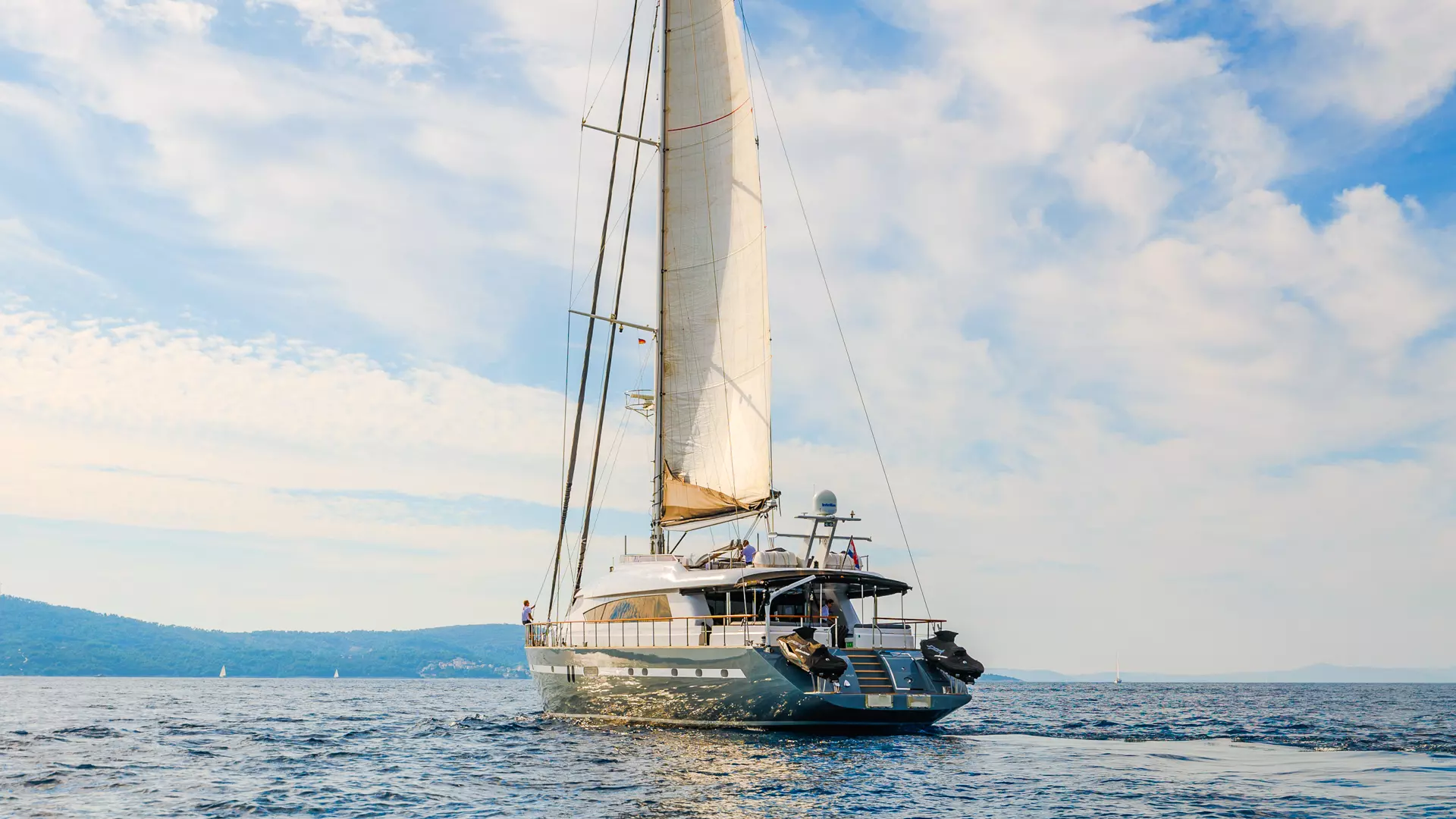 07-SAN-LIMI-sailing-stern-view_.jpg