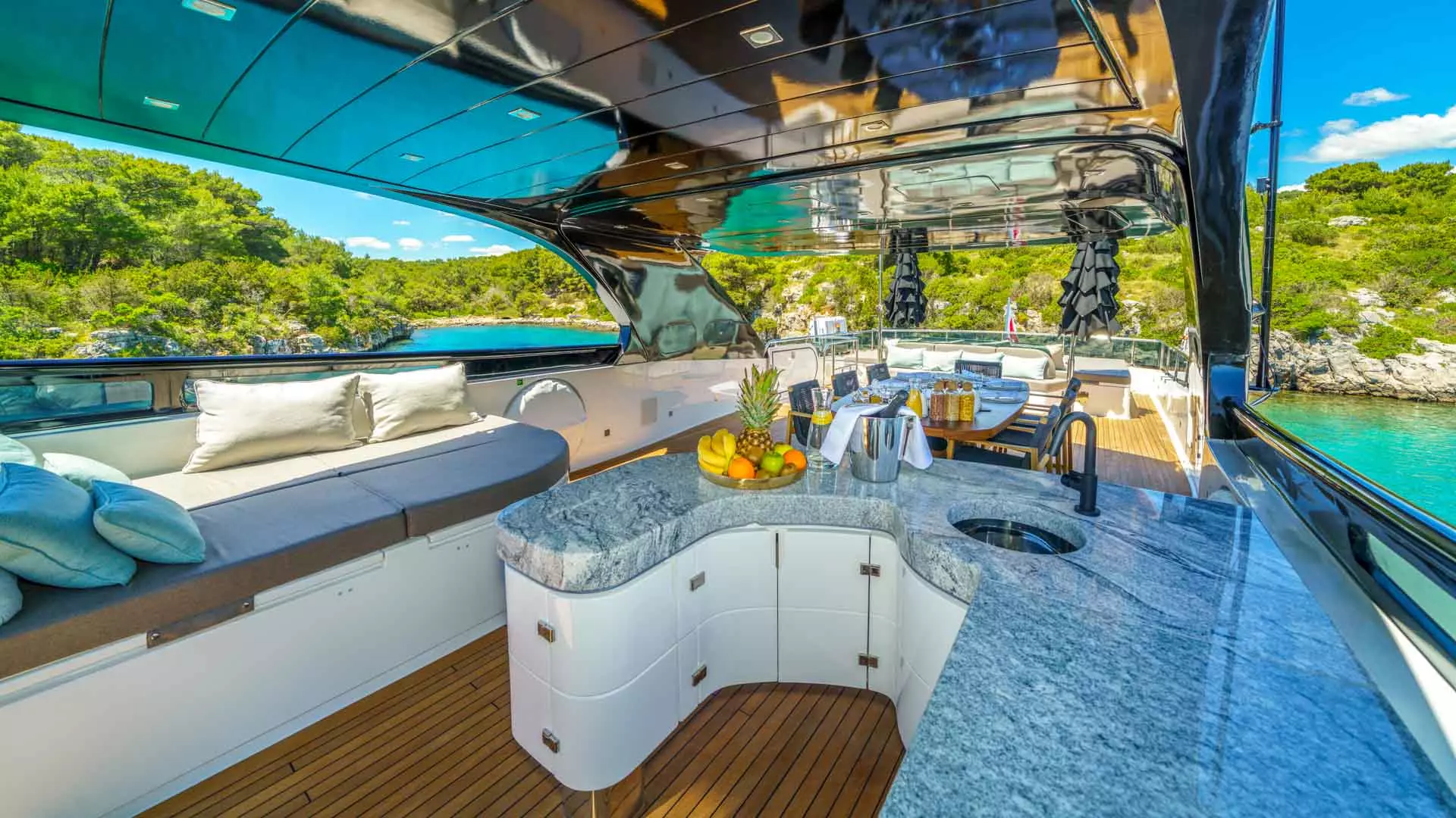 14-Cynthia-flybridge-bar_.jpg