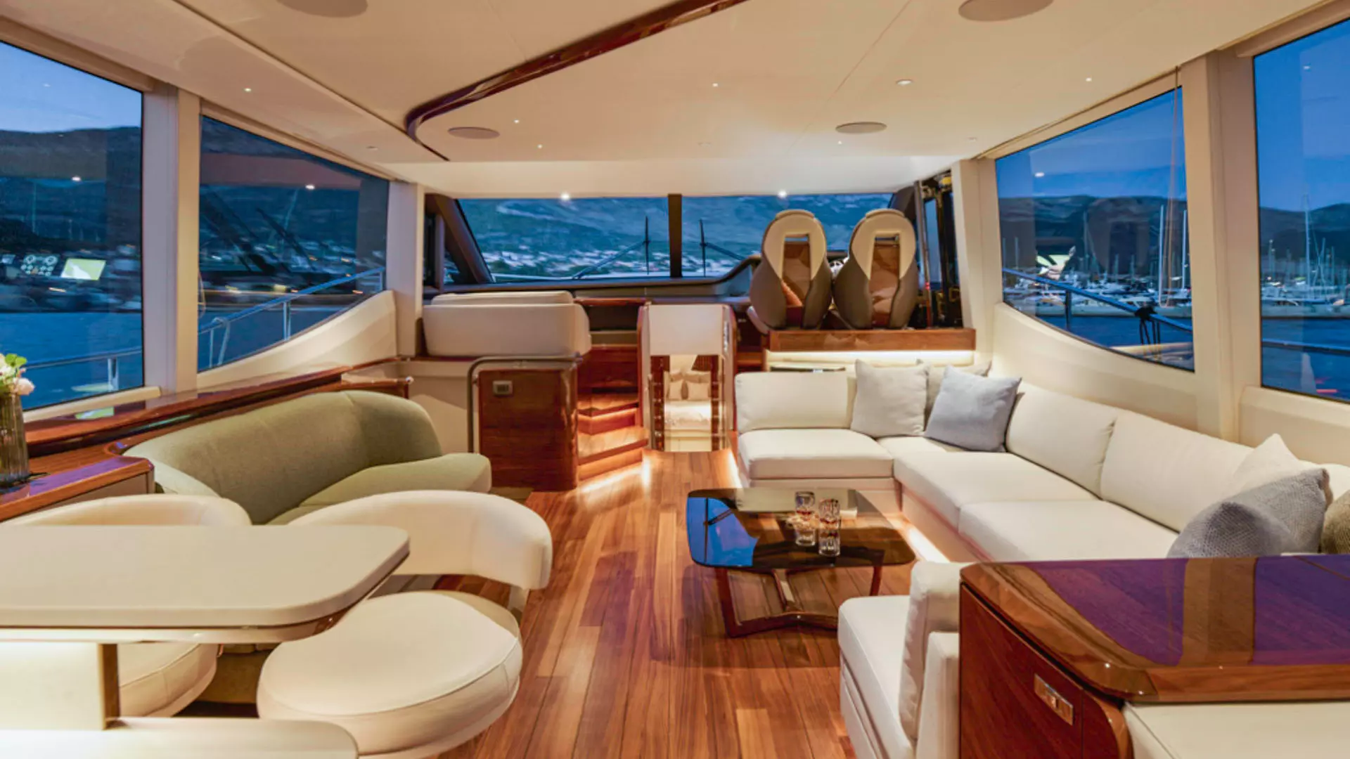 11-Elizabeth-Princess-Y72-saloon-at-night.jpg