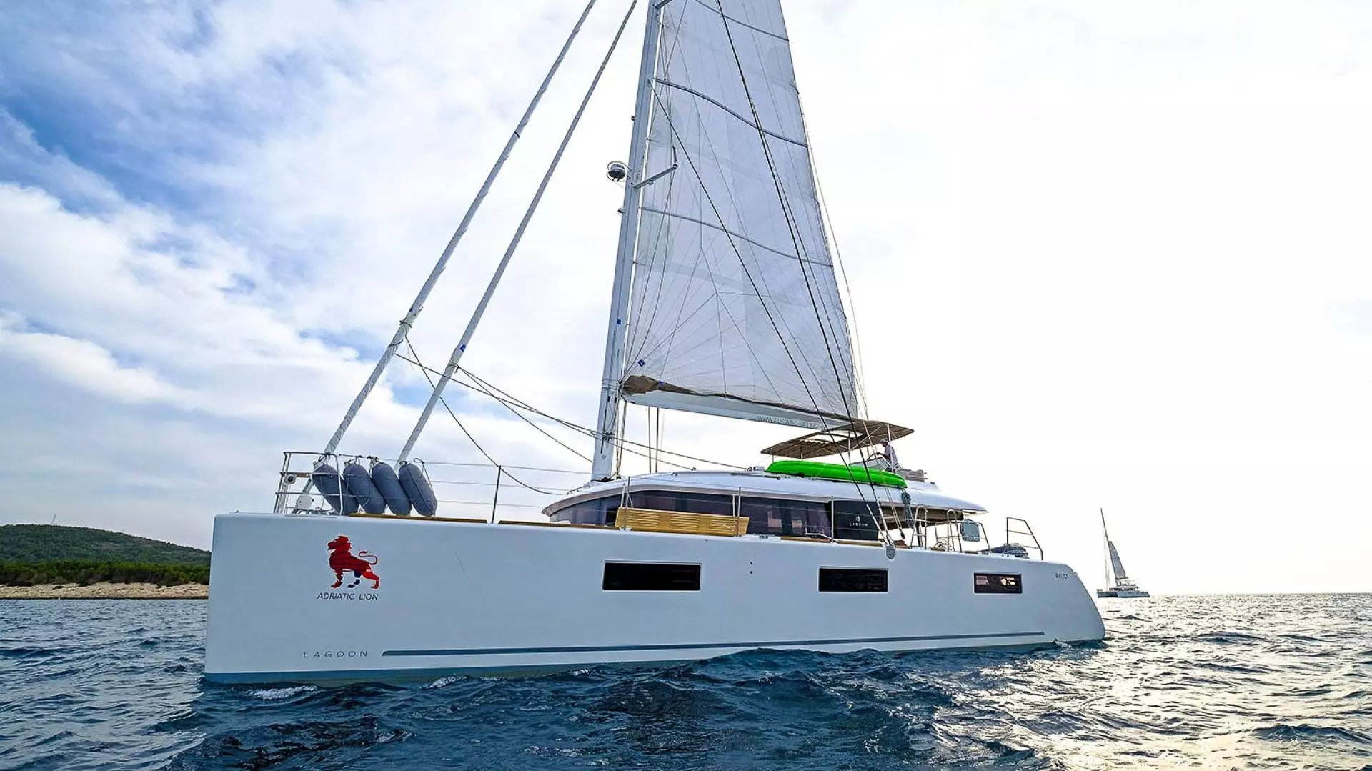 Lagoon-620-sailing.jpg